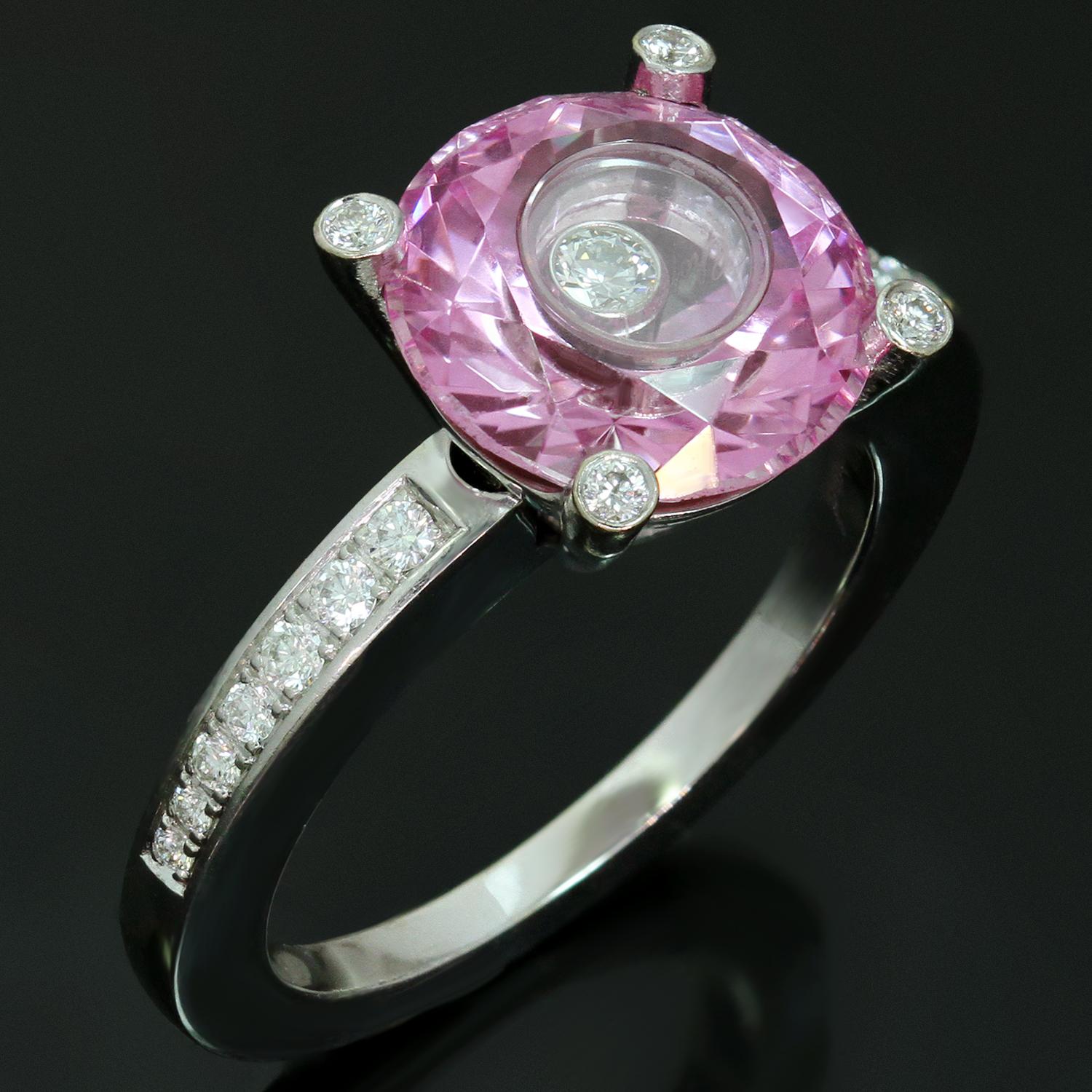 Dieser fabelhafte Chopard-Ring aus der Happy Diamonds Collection ist aus 18 Karat Weißgold gefertigt und zeigt einen funkelnden, facettierten, rund geformten rosa Quarz, der mit einem frei schwebenden, in die Lünette gefassten Diamanten und 18