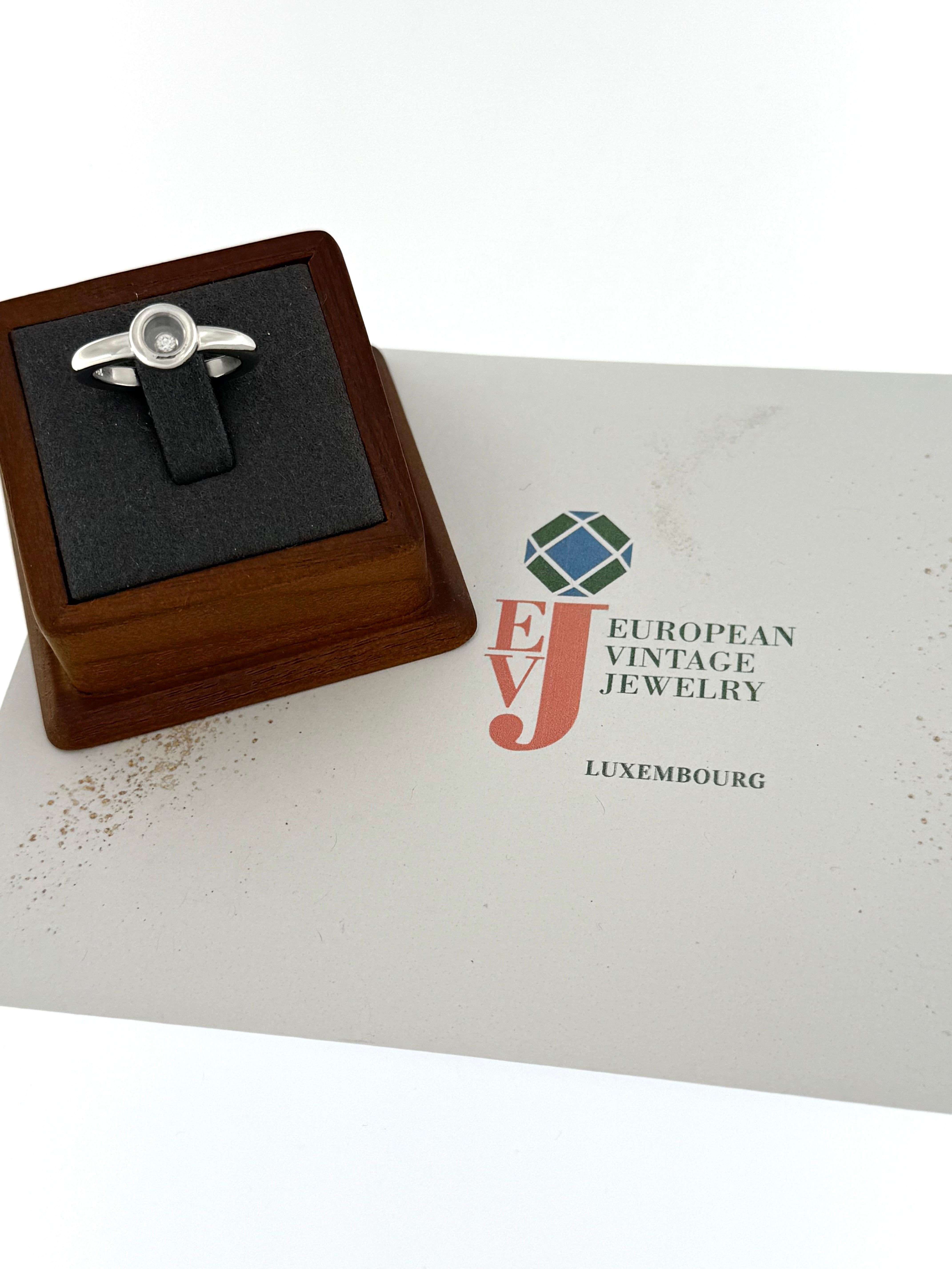 Este Anillo de Diamantes Happy de Chopard es una pieza lujosa e icónica que combina a la perfección la sofisticación con un toque juguetón. 

Meticulosamente elaborado en oro blanco de 18 quilates, el anillo muestra un alto nivel de pureza y