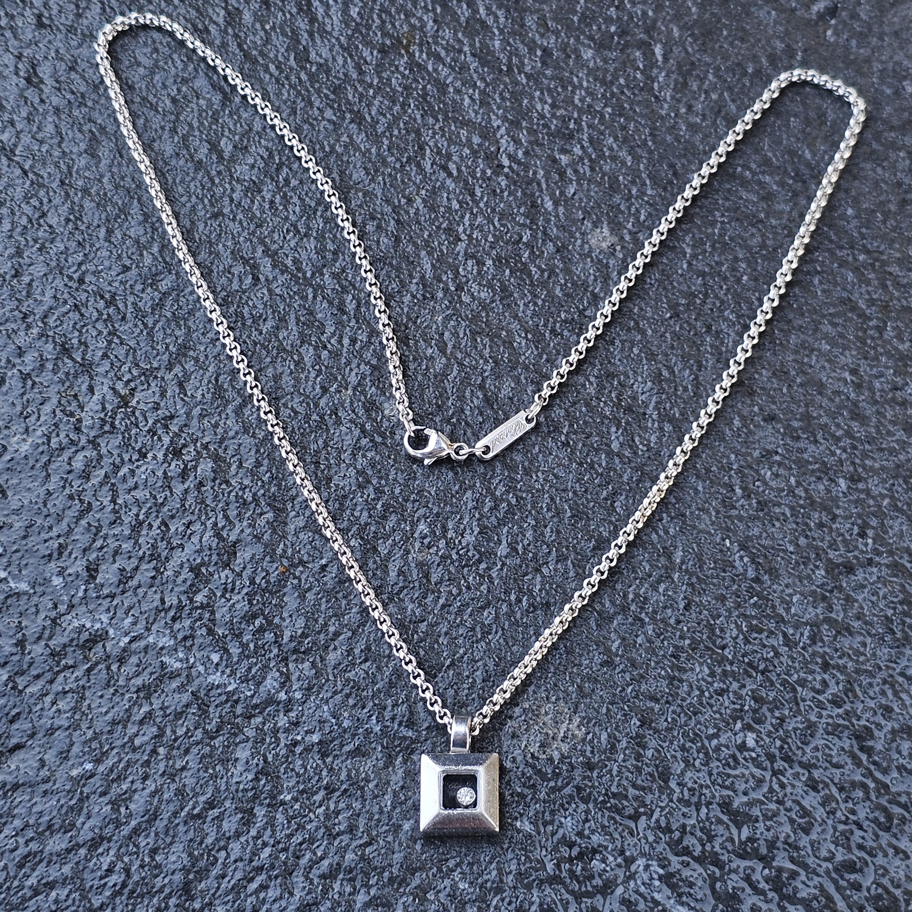 Taille ronde Chopard Pendentif carré Happy Diamond en or blanc 18 carats avec chaîne de 16,5