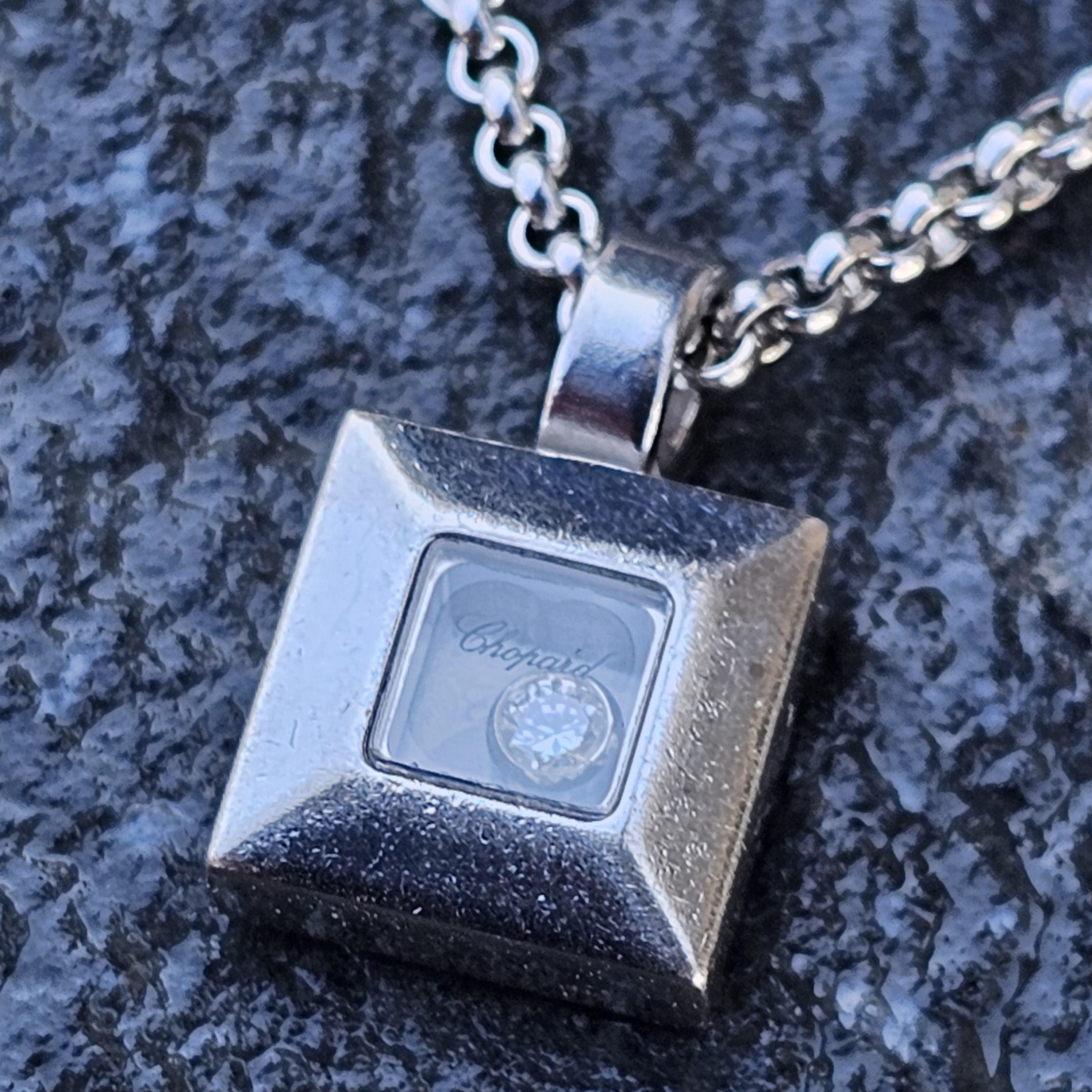 Chopard Pendentif carré Happy Diamond en or blanc 18 carats avec chaîne de 16,5