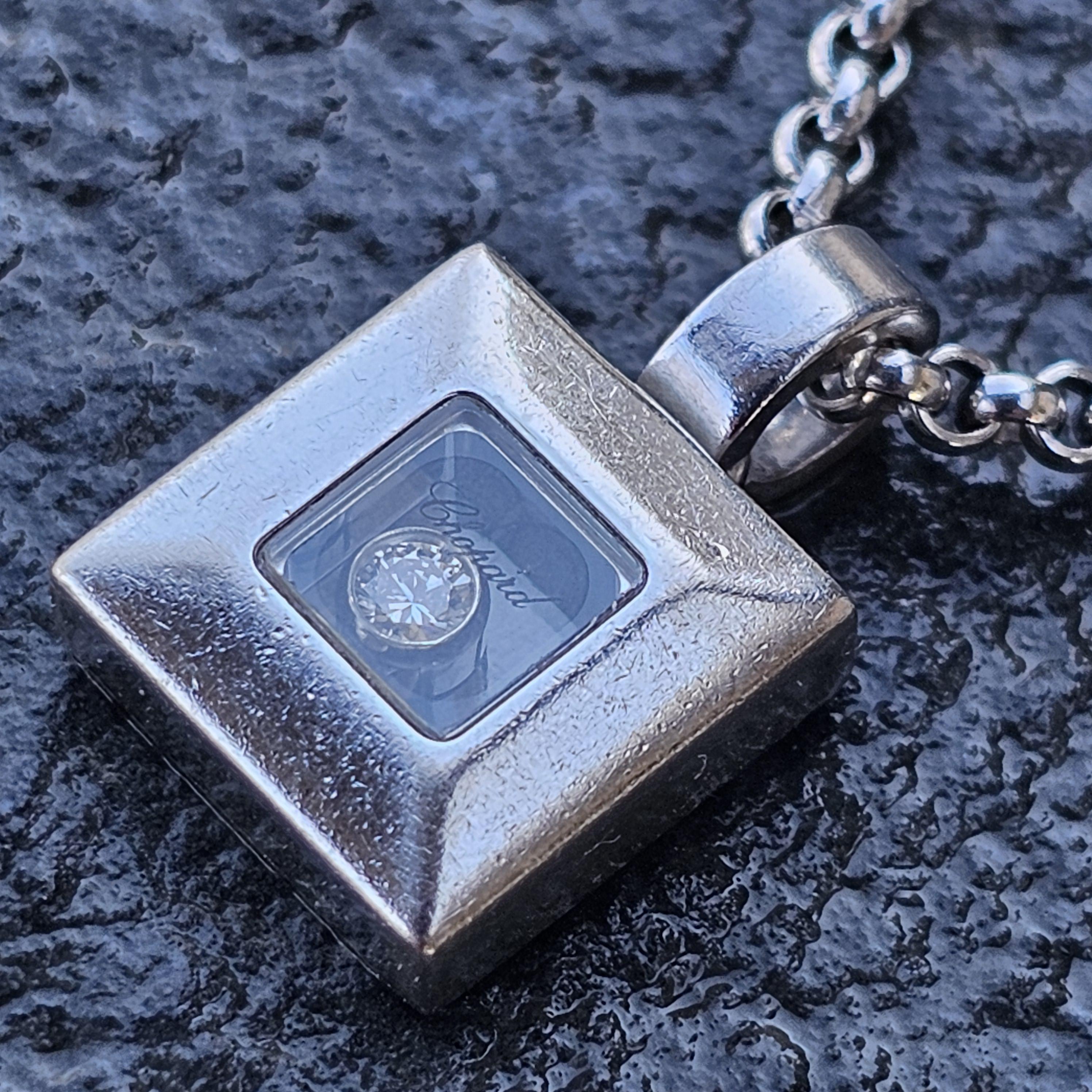 Chopard Pendentif carré Happy Diamond en or blanc 18 carats avec chaîne de 16,5
