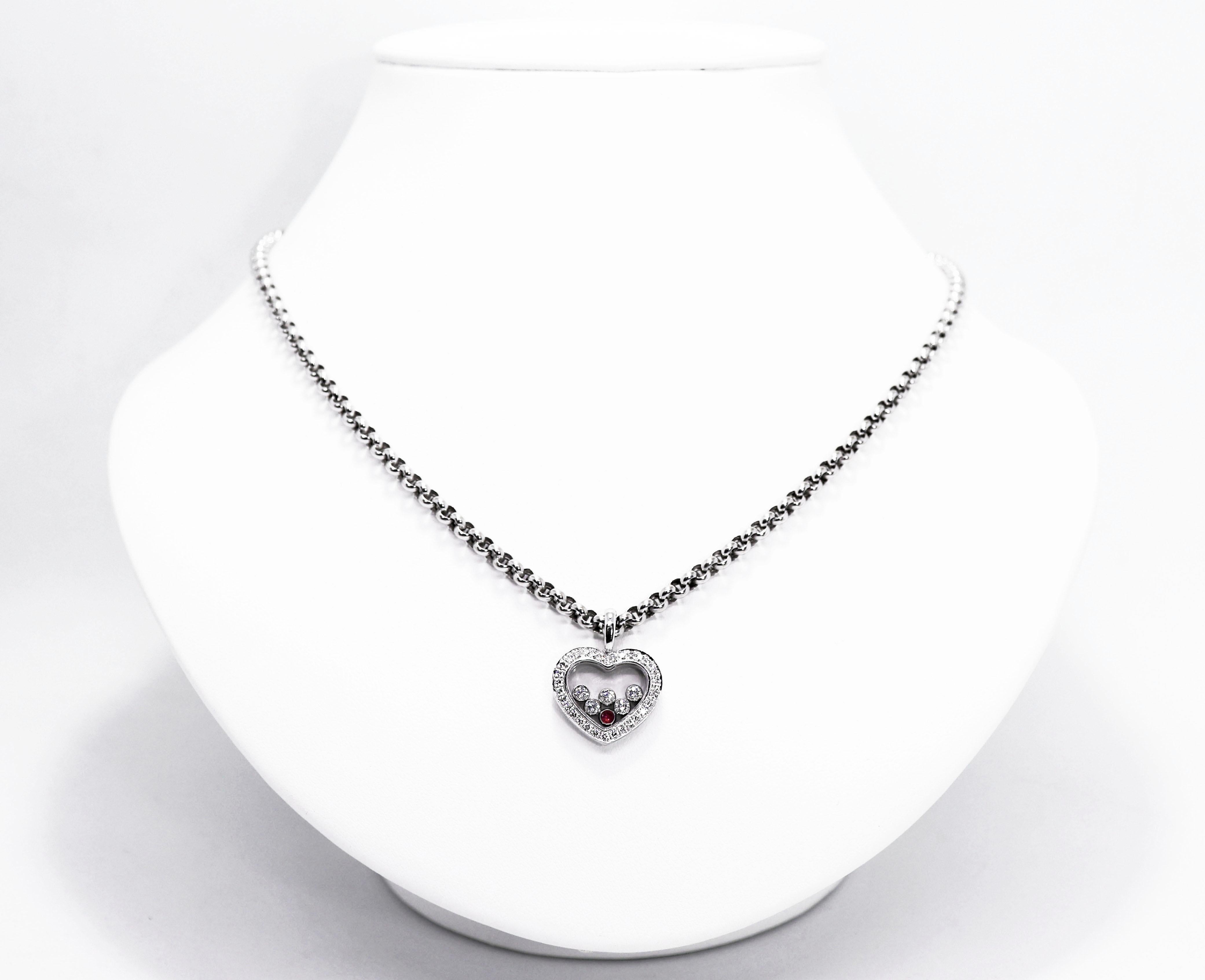Beauitul heart shaped pendant from Chopard's signature Happy Diamond collection pavé set with 31 round brilliant cut diamonds weighing a total of 0.26 carat. The pendant features 5 freely-moving round brilliant cut diamonds totalling to 0.28 carat