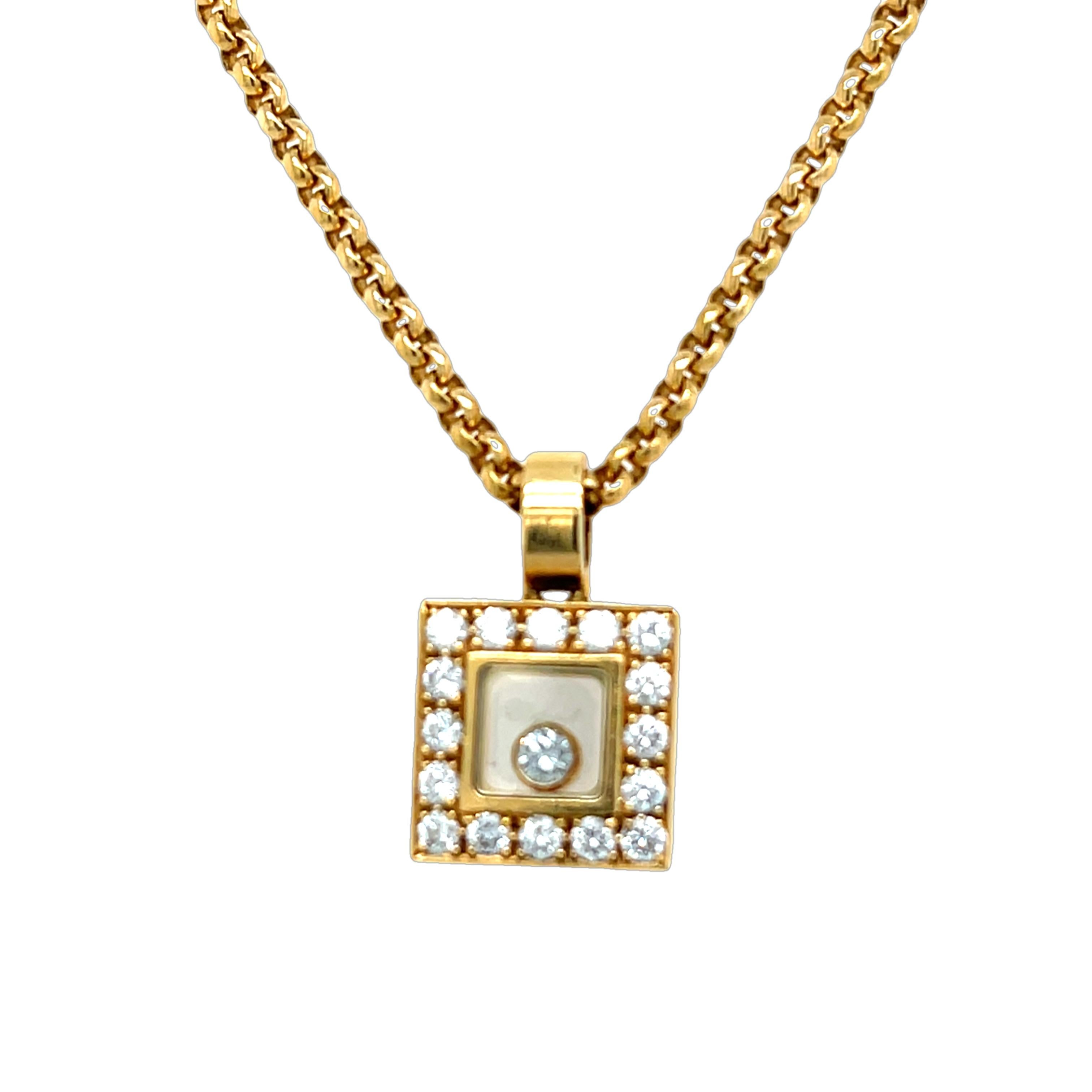 Uno squisito Chopard Happy Diamonds  Oro giallo 18ct  pendente. Questo pendente è impreziosito dagli iconici diamanti fluttuanti di Chopard, racchiusi tra cristalli di zaffiro, che permettono loro di muoversi liberamente e di scintillare a ogni