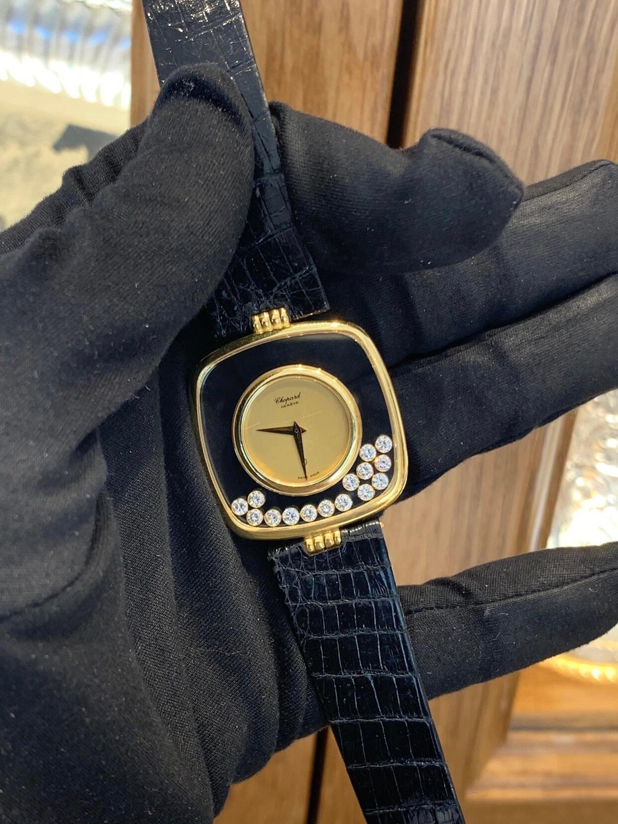 Chopard Happy Diamonds, Swiss Made, In Solid 18k Yellow Gold, Factory Set With Diamonds.
15 Floating Diamonds.
Factory Leather Chopard Strap.
Factory Chopard 18k Yellow Gold Buckle.
Amazing Shine, Incredible Craftsmanship.
Great Statement
