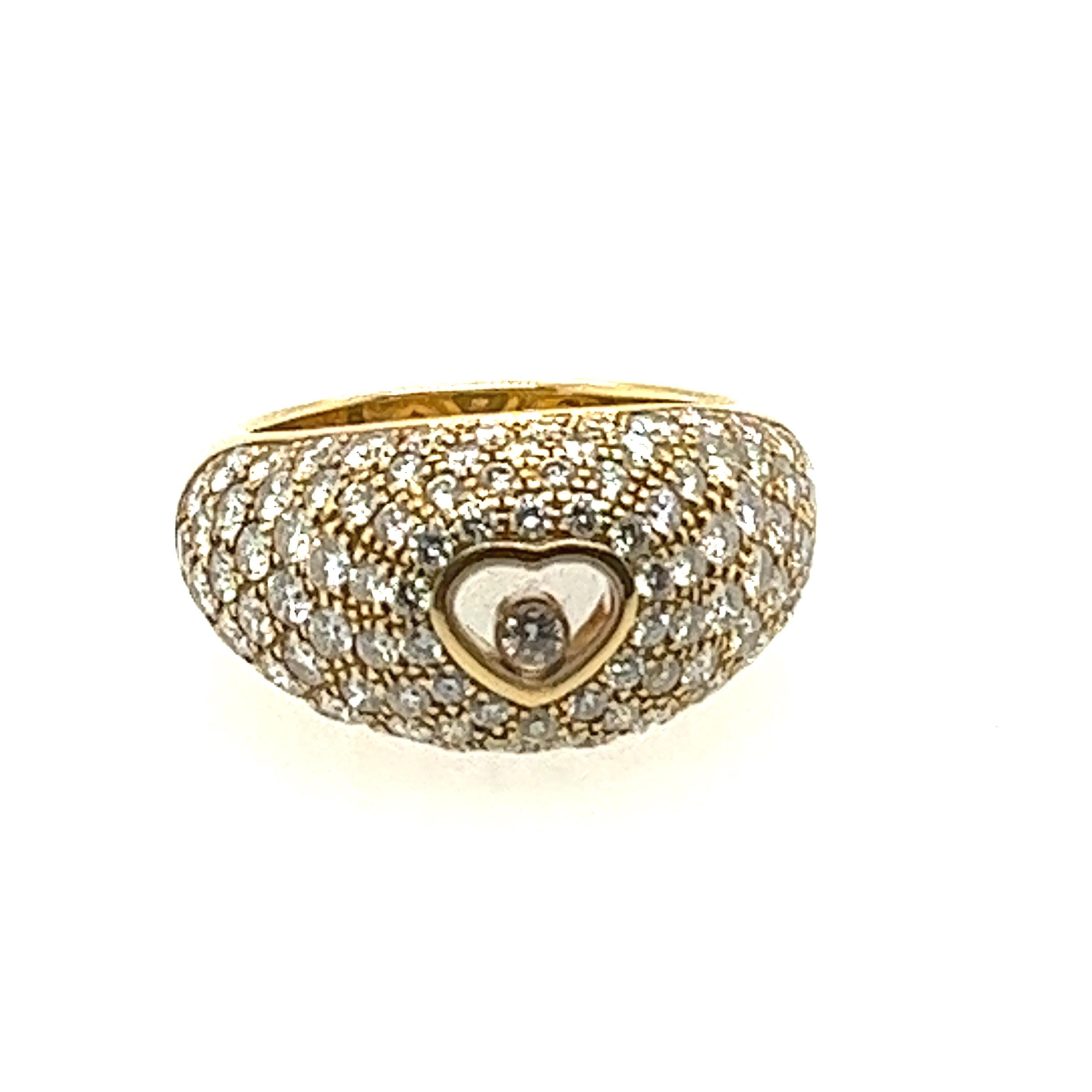 Von Chopard's  Aus der luxuriösen Happy Diamonds Collection stammt dieser wunderschöne Ring aus 18 Karat Gelbgold und mit eingearbeiteten Diamanten.
In diesem wunderschönen Ring tanzt ein einzelner Diamant in einem Herz aus Saphirkristallen in der