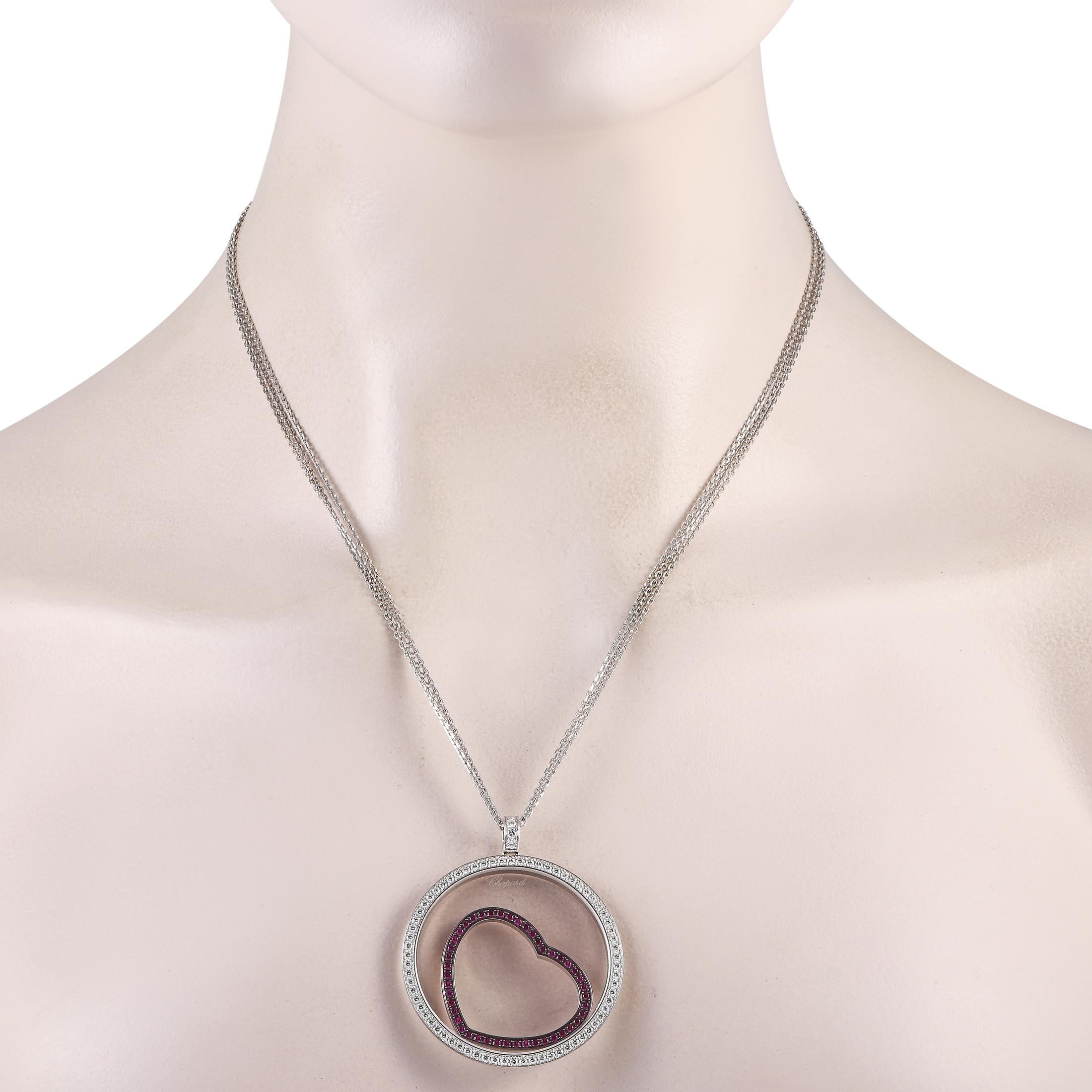 Questa collana Chopard Happy Diamonds è stata progettata per farsi notare continuamente. Sospeso a una catena da 23, un ciondolo circolare di 2,0 di lunghezza per 1,75 di larghezza funge da splendido punto focale. 74 diamanti con un peso totale di