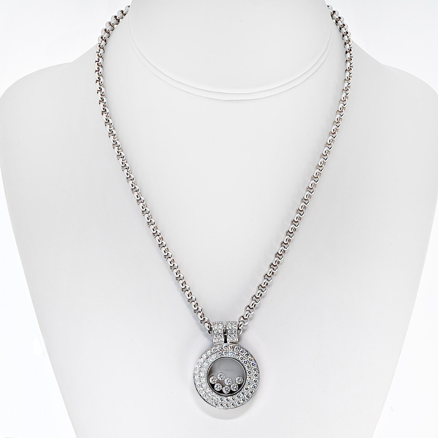 Une pièce d'exception de la collection emblématique Happy Diamonds de Chopard. Cet élégant collier comporte un pendentif rond mesurant 1,5 pouces de diamètre, magnifiquement réalisé en or blanc 18 carats.

Le pendentif présente 7 diamants flottants