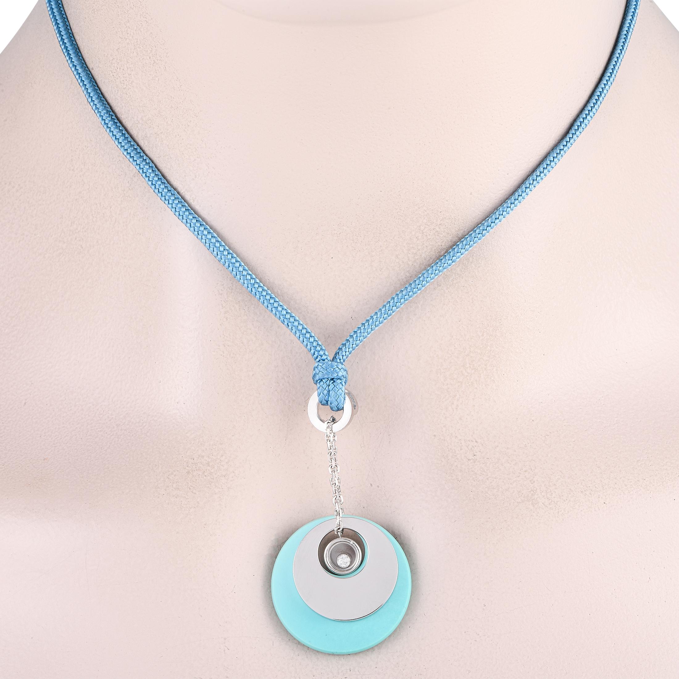 Diese witzige und schicke Halskette von Chopard eignet sich perfekt, um einen eleganten Look subtil aufzuwerten. Dieses Stück ist Teil der exklusiven Happy Diamonds Linie. Sie besteht aus einer blauen Seidenkordel mit einem Verschluss aus