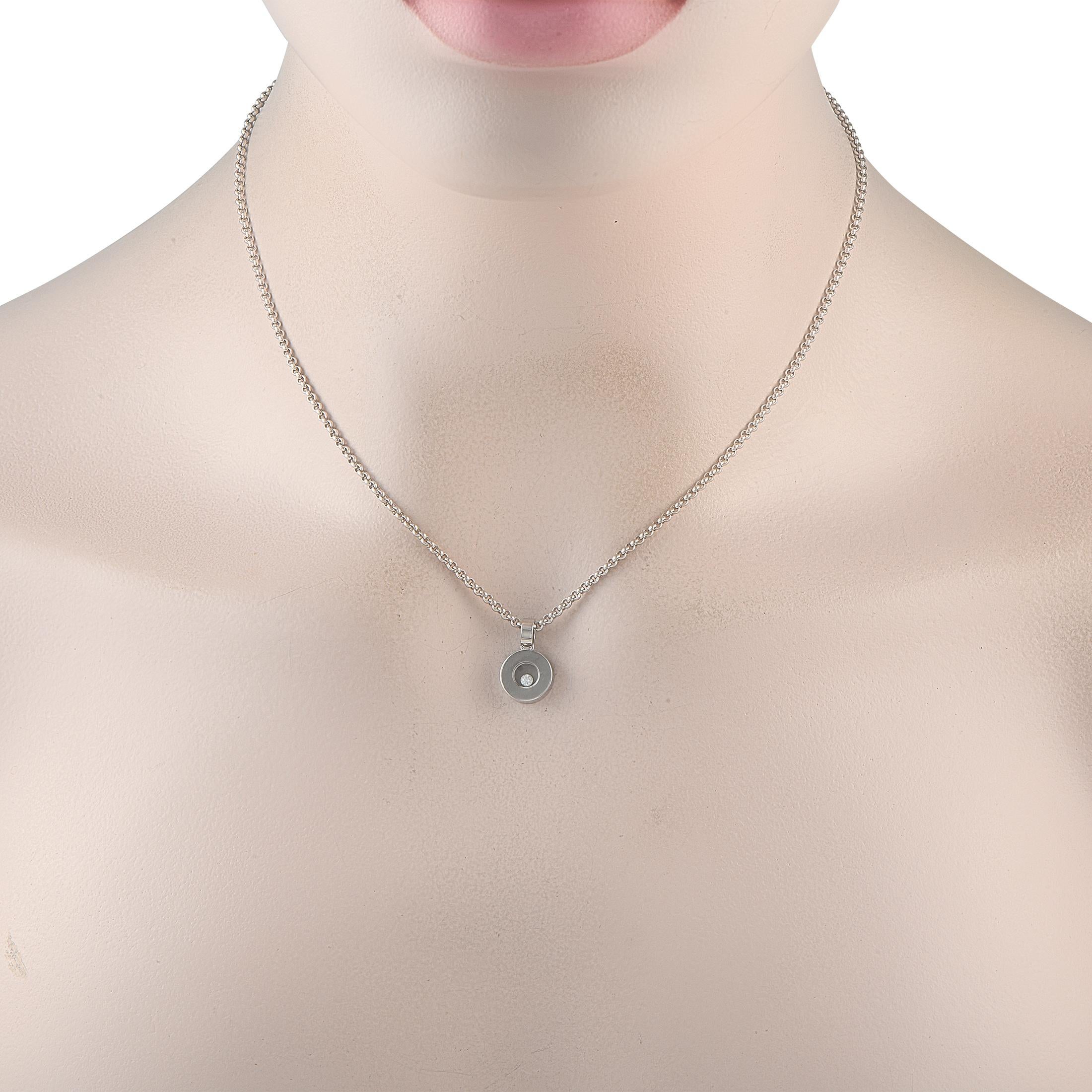 Questa sofisticata collana Chopard Happy è in grado di fare sempre una dichiarazione discreta. Al centro di questo ciondolo circolare, un singolo diamante fluttuante aggiunge un tocco di lusso giocoso. Realizzato in oro bianco 18 carati, il ciondolo