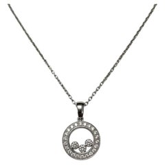 Collar con colgante de diamantes «Happy Diamonds» de Chopard, en oro blanco de 18 quilates