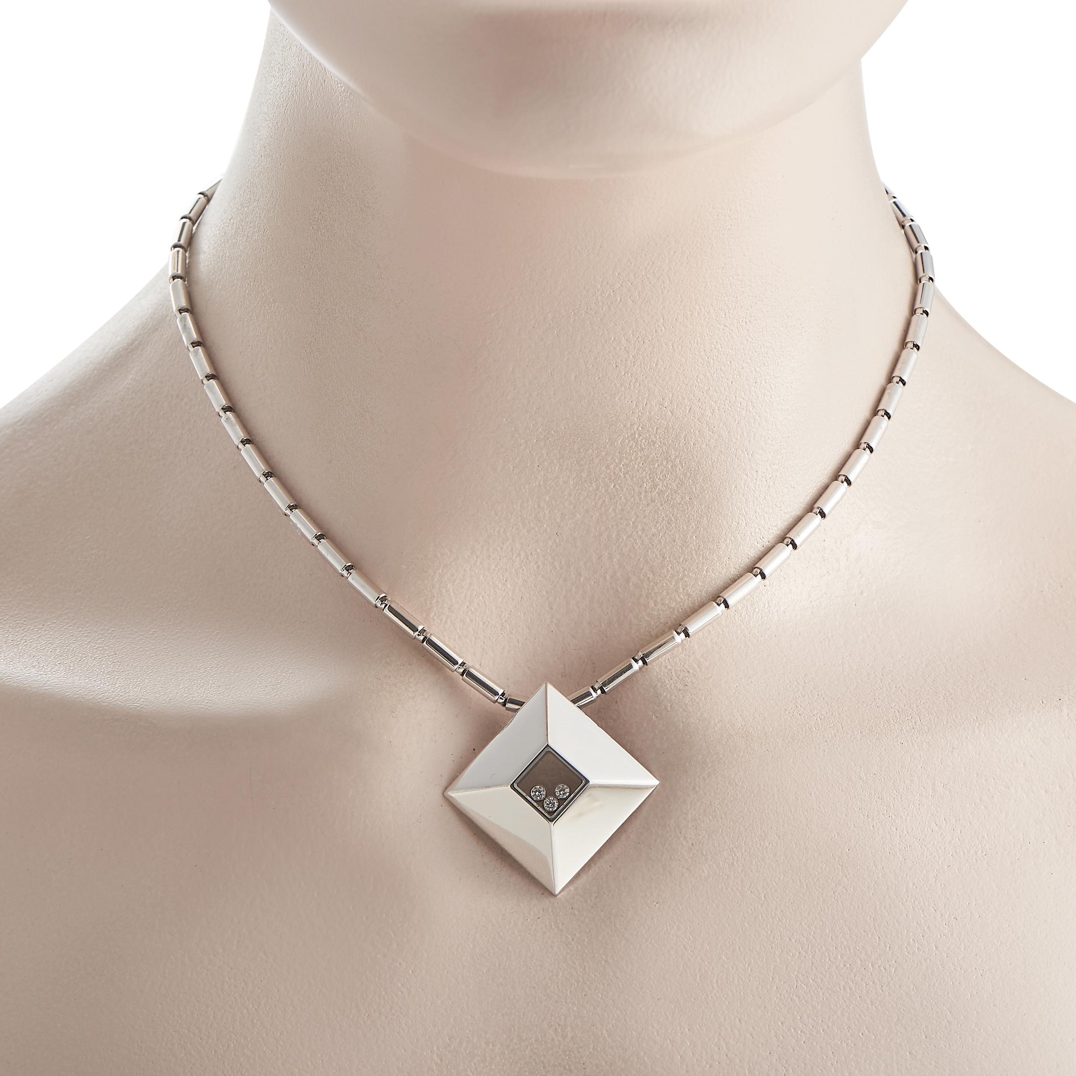 Création radieuse du joaillier et horloger suisse, ce collier Chopard de la collection Happy Diamonds promet d'offrir un éclat radieux à chacun de vos mouvements. Il se compose d'une chaîne de collier à barre tubulaire élégante qui porte un