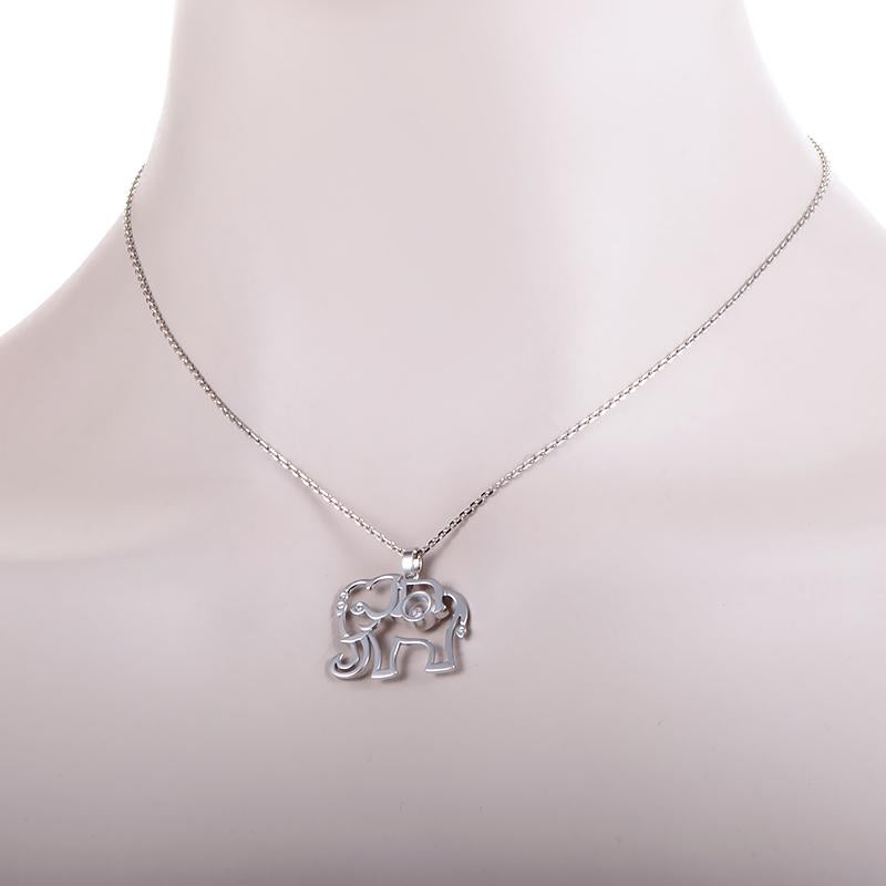 Ce charmant collier Chopard est superbement réalisé en or blanc 18 carats et comporte un charmant pendentif éléphant rehaussé de 0::05 ct de magnifiques pierres en diamant