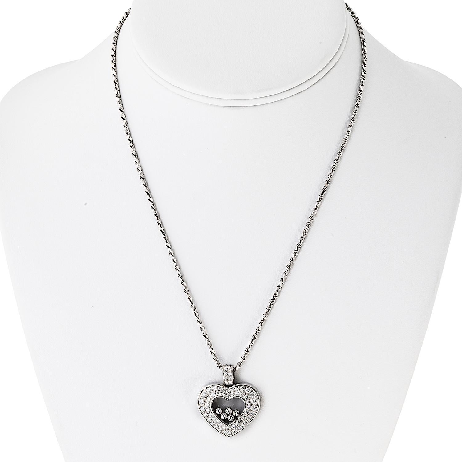 Questa elegante collana Chopard Happy Diamonds è caratterizzata da un ciondolo a forma di cuore in oro bianco 18 carati che misura 25 mm di diametro. Al centro ci sono cinque diamanti fluttuanti, per un totale di circa 1,30 carati, che danzano