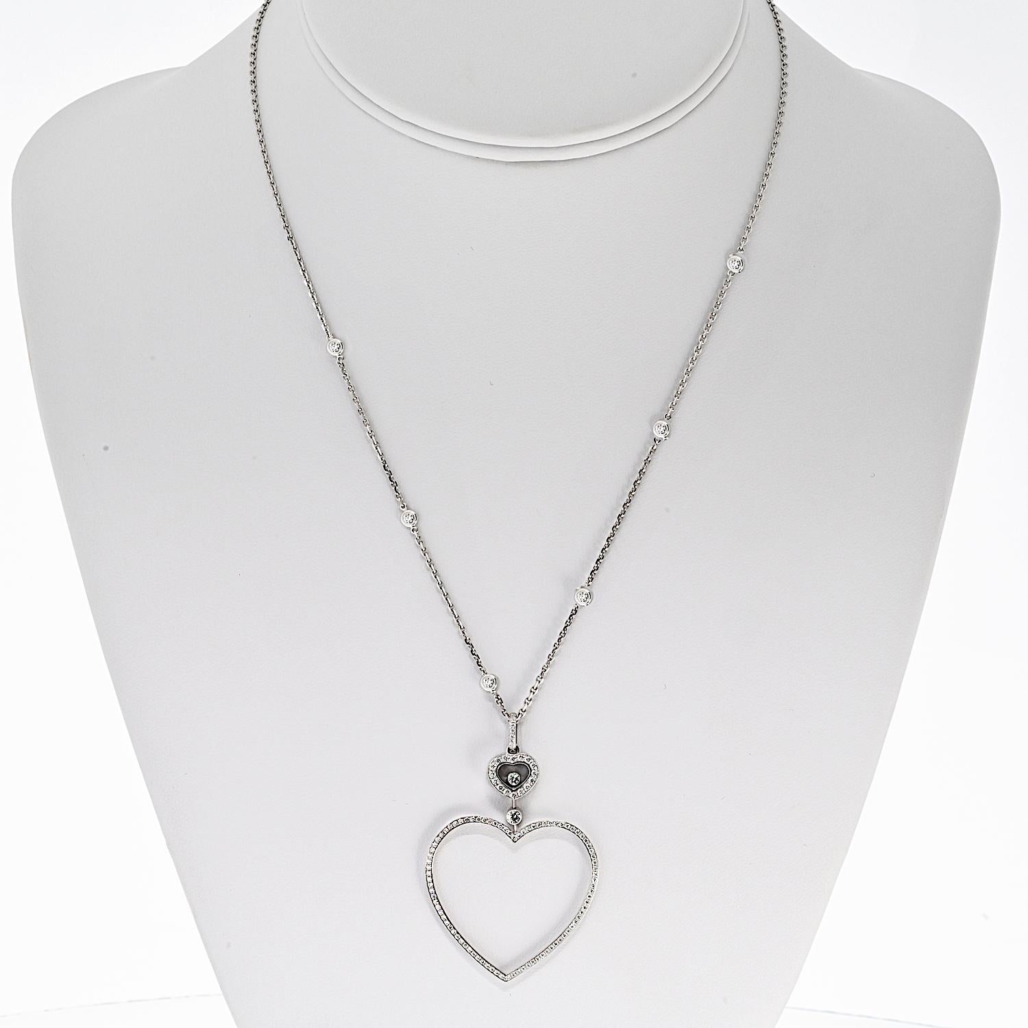 Bellissima espressione di amore ed eleganza, questa collana Chopard *Happy Diamonds* è realizzata in lussuoso oro bianco 18 carati. Il ciondolo a cuore aperto - che misura ben 2 pollici - presenta l'iconico design a diamante fluttuante, che aggiunge