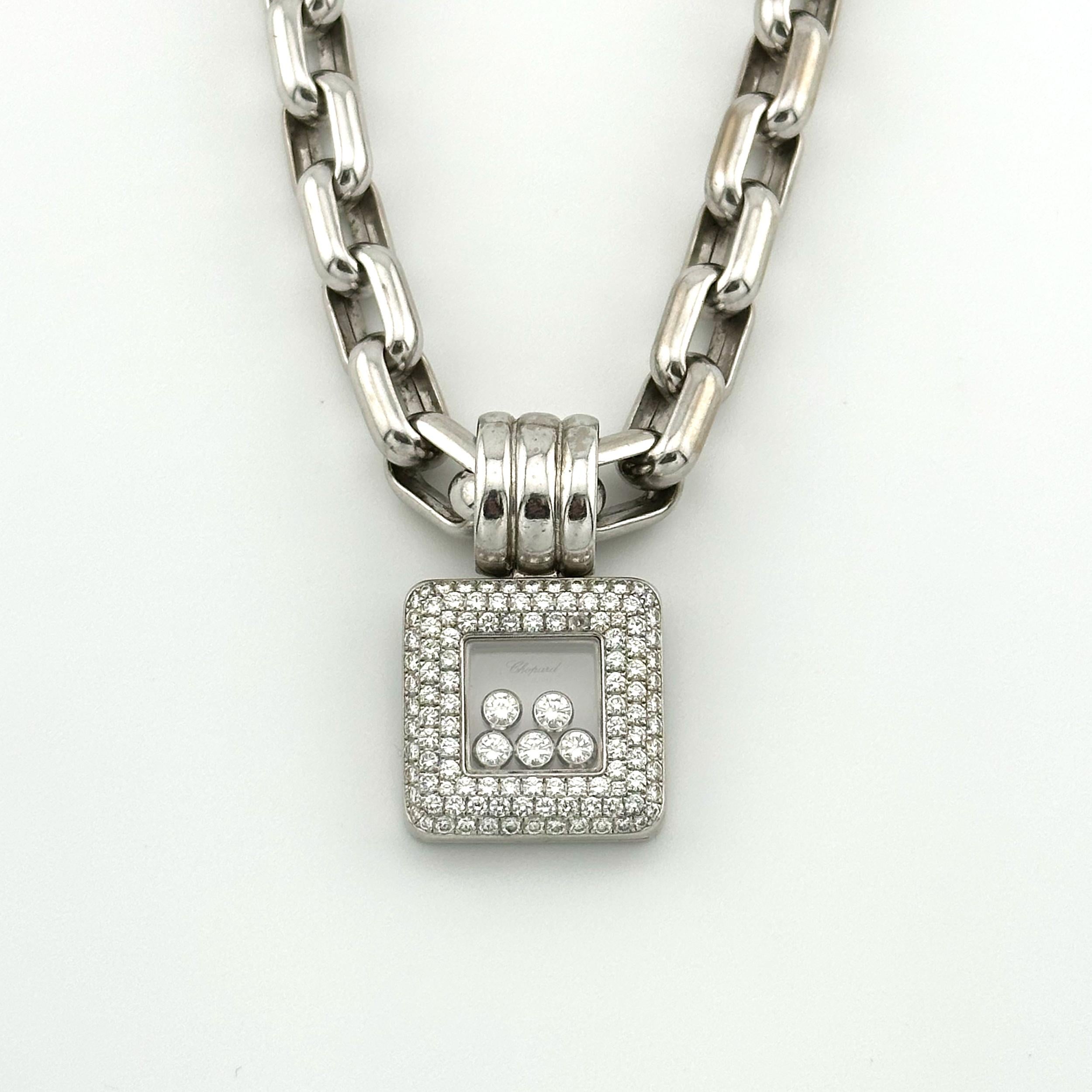 Collana Chopard Happy Diamonds in oro bianco 18 carati con ciondolo grande

Sospeso su una catena a maglie d'oro, un pendente staccabile di forma quadrata contenente cinque diamanti rotondi liberi all'interno di una cornice di diamanti incastonati a