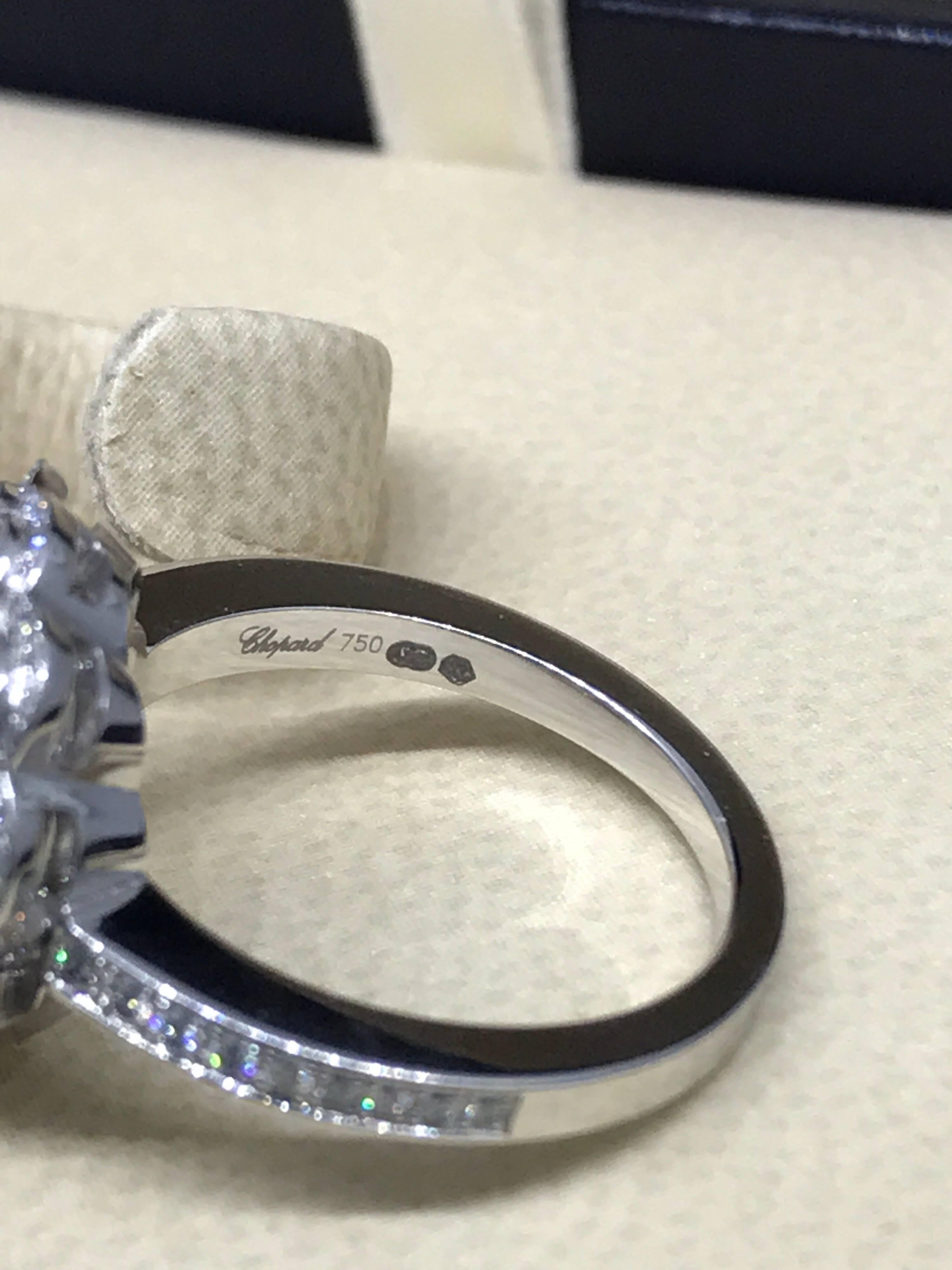 Women's Chopard Happy Diamonds 18 Karat White Gold Pave Diamond Flower Ring 826569 For Sale
