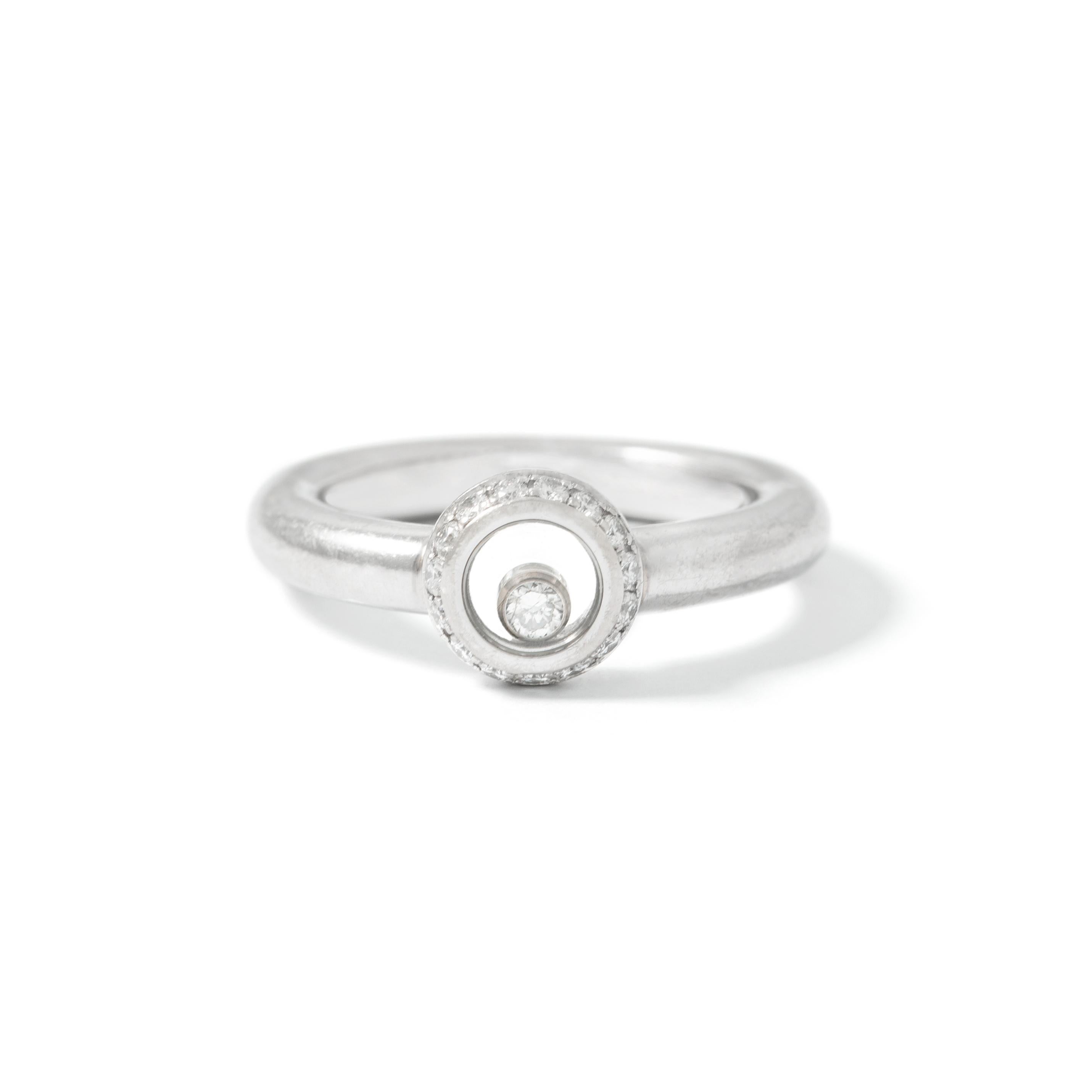 Bague Chopard Happy Diamond. 
Au centre de la monture en or blanc 18K, un compartiment transparent qui abrite un seul diamant flottant de taille ronde. 
Signé Chopard. 
Numéroté : 82/2903-20.
9600679.
Taille de la bague : 5 1/2 US.