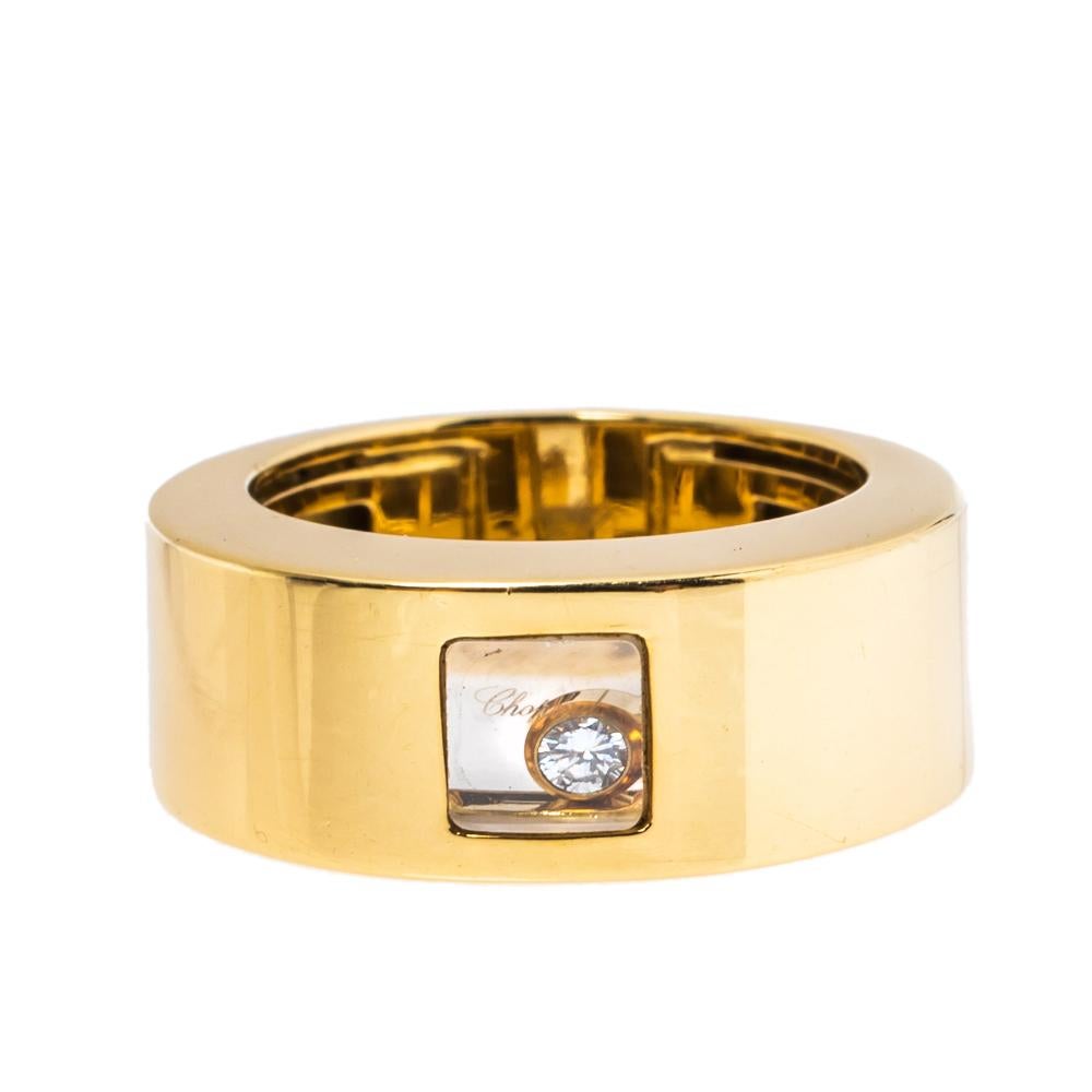 A collection loved by fashion lovers all around, the Chopard Happy Diamonds collection brings out this beautiful ring for you to flaunt. Flawlessly constructed in 18K yellow gold, this ring features a square, sapphire glass centerpiece encased with
