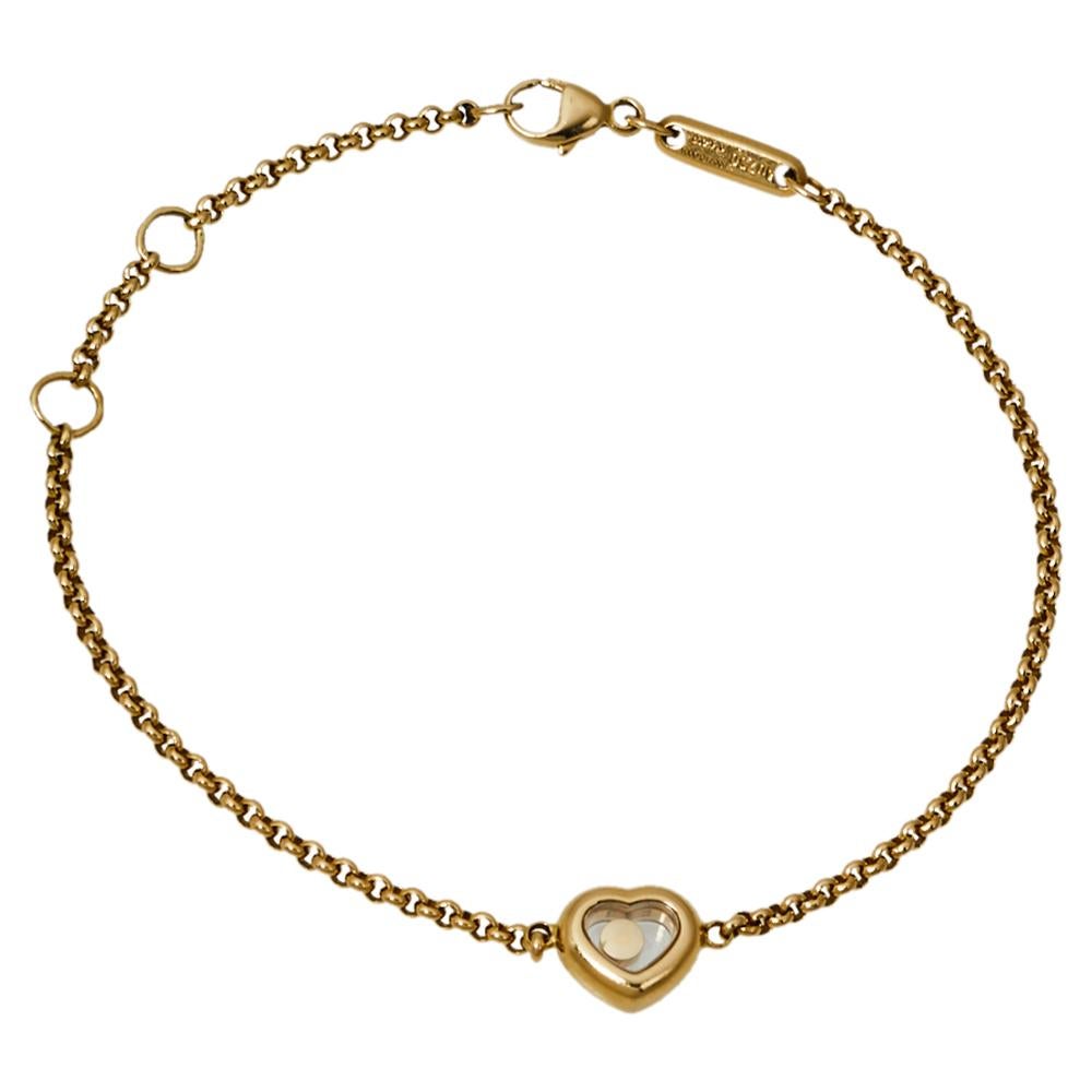 Chopard has designed this dainty bracelet to uplift your style of the day. Designed from 18k yellow gold, this bracelet comes with a heart-shaped pendant that has an adorable diamond floating in it. Give yourself a sleek look by flaunting this