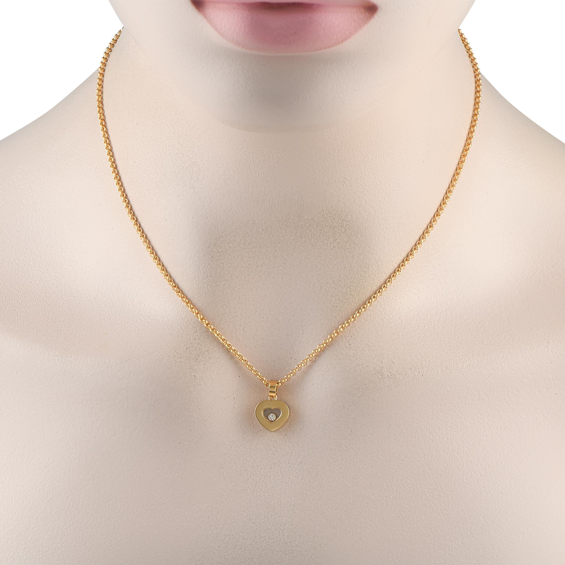 Ce collier Chopard Happy Diamonds en or jaune 18 carats est un moyen facile d'ajouter une touche de luxe au quotidien. Au centre de ce pendentif en forme de cœur, un diamant flottant unique ajoute l'impact visuel parfait. Le pendentif mesure 0,35
