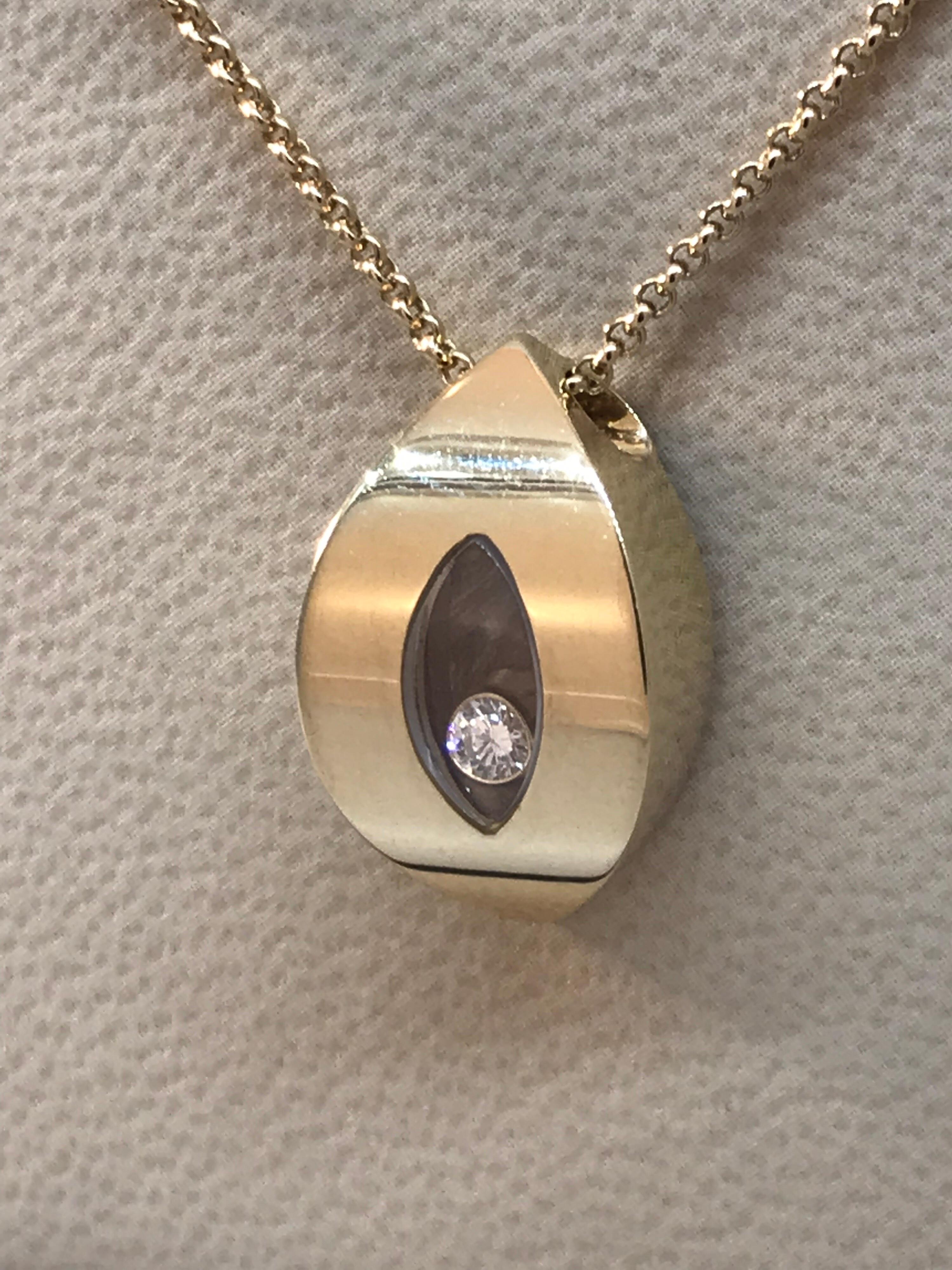 Chopard Happy Diamond Pendant Necklace

Model Number: 79/3747

100% Authentic

New / Old Stock

Comes with original Chopard box and jewels manual

18 Karat Yellow Gold

1 Floating Diamond

Retails for $3,350