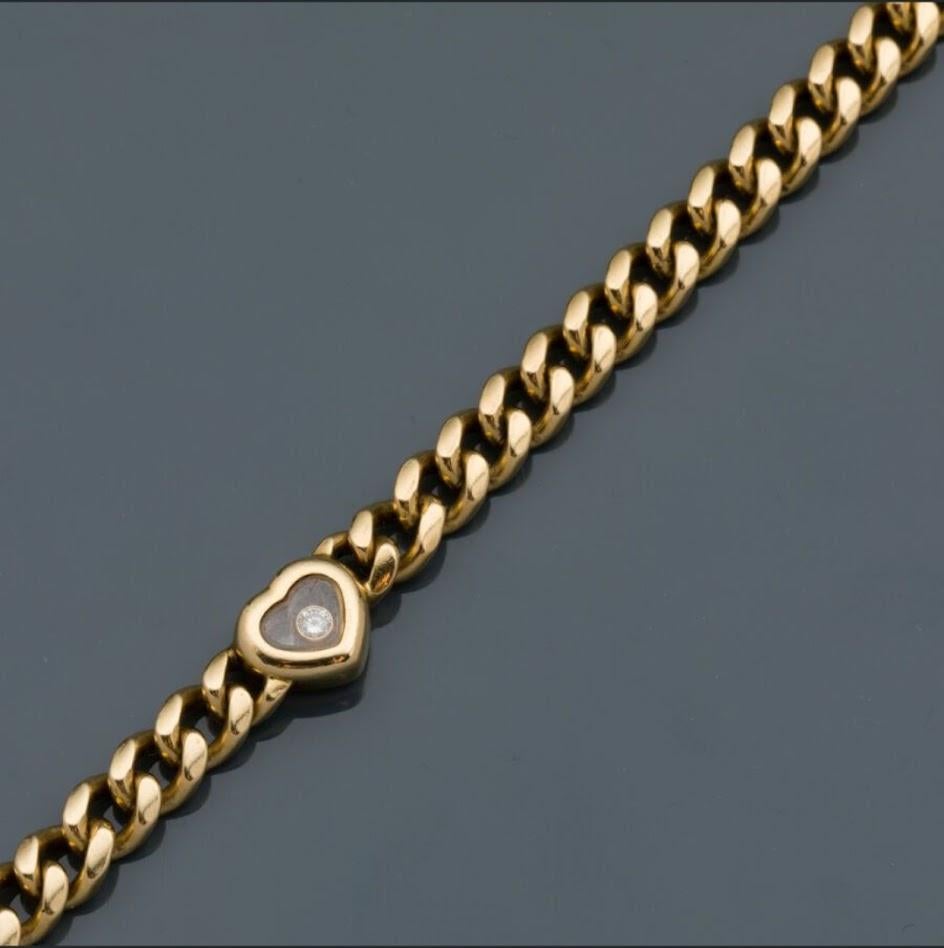 Chopard, bracelet à maille gourmette Happy Diamonds en or massif 18 carats.
Un petit diamant mobile est serti sous verre à l'intérieur d'un décor en forme de cœur. Pièce vintage d'une collection des années 90, le design n'est plus en production.