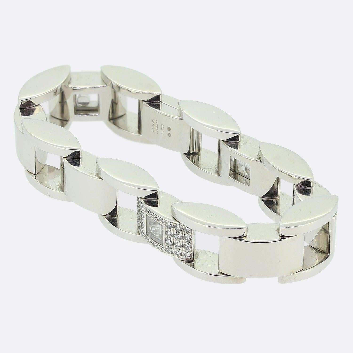 Nous vous présentons ici un superbe bracelet du célèbre joaillier Chopard. La pièce a été fabriquée en or blanc 18 carats hautement poli et présente des maillons ouverts, dont trois sont pavés de diamants et comportent un 