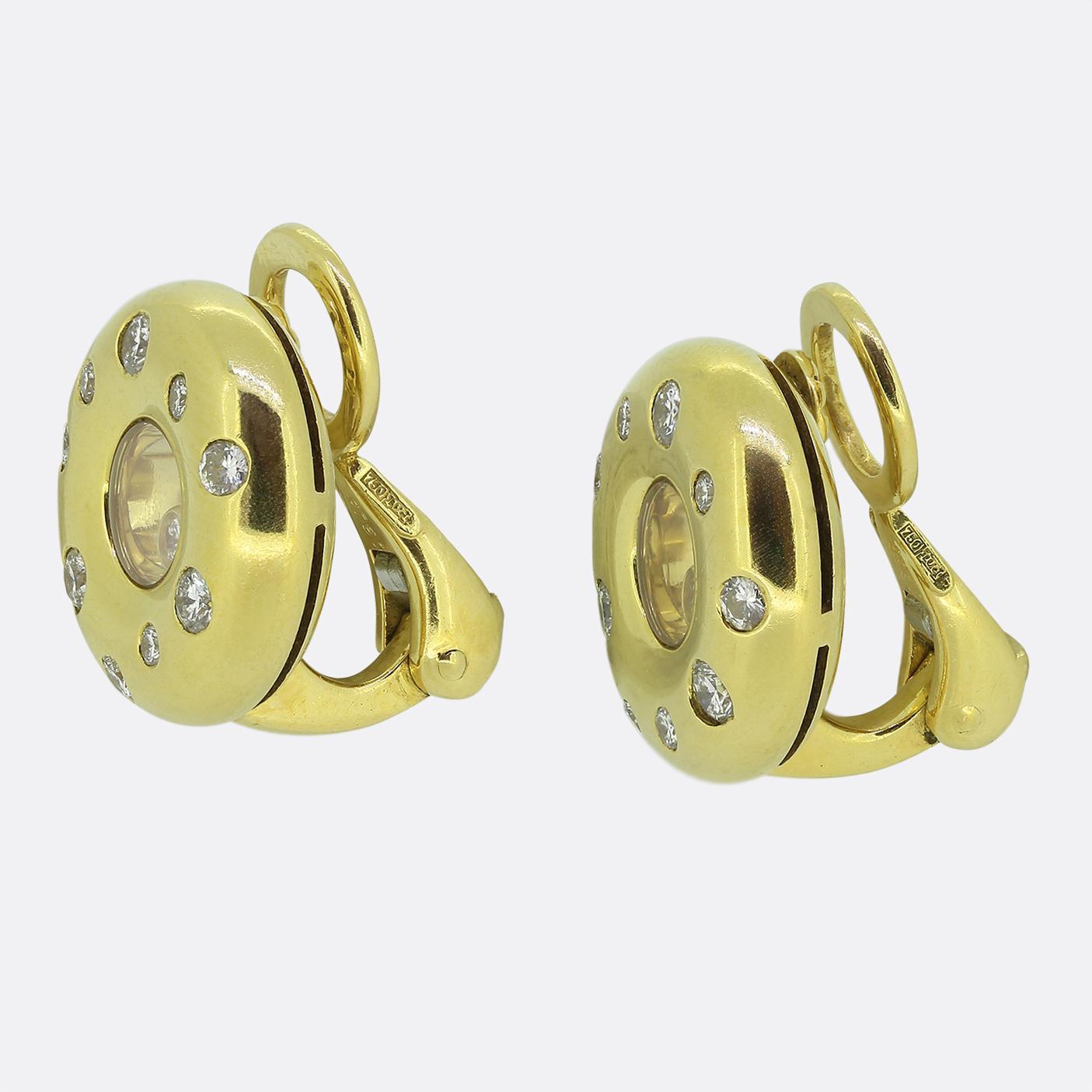 Hier haben wir ein bezauberndes Paar Ohrringe aus dem weltbekannten französischen Schmuckhaus Chopard. Die aus 18-karätigem Gelbgold gefertigten Schmuckstücke zeigen ein kreisförmiges Design mit einem einzelnen, schwebenden, runden Diamanten im