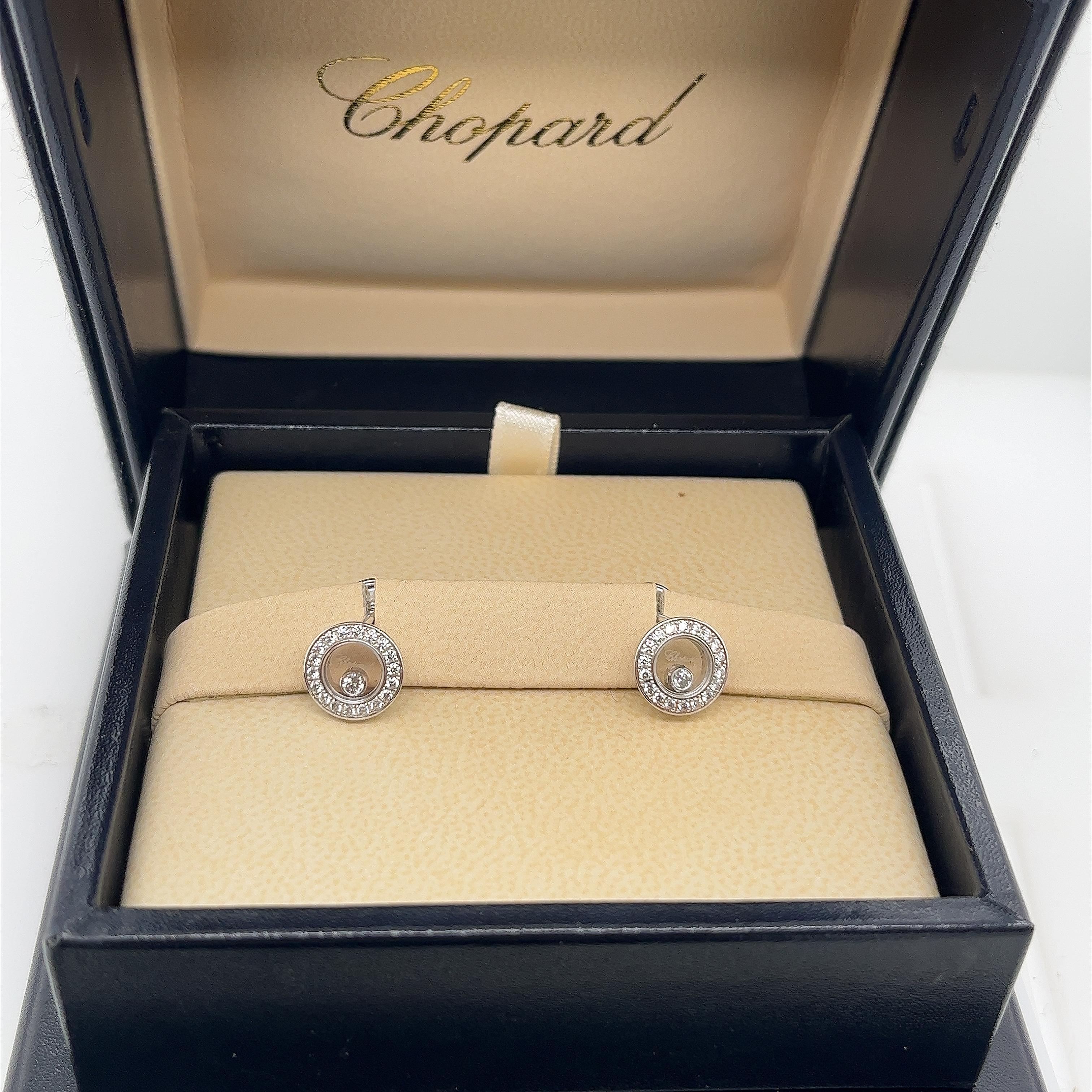 Chopard Boucles d'oreilles Happy Diamonds serties en or blanc 18 carats en vente 4