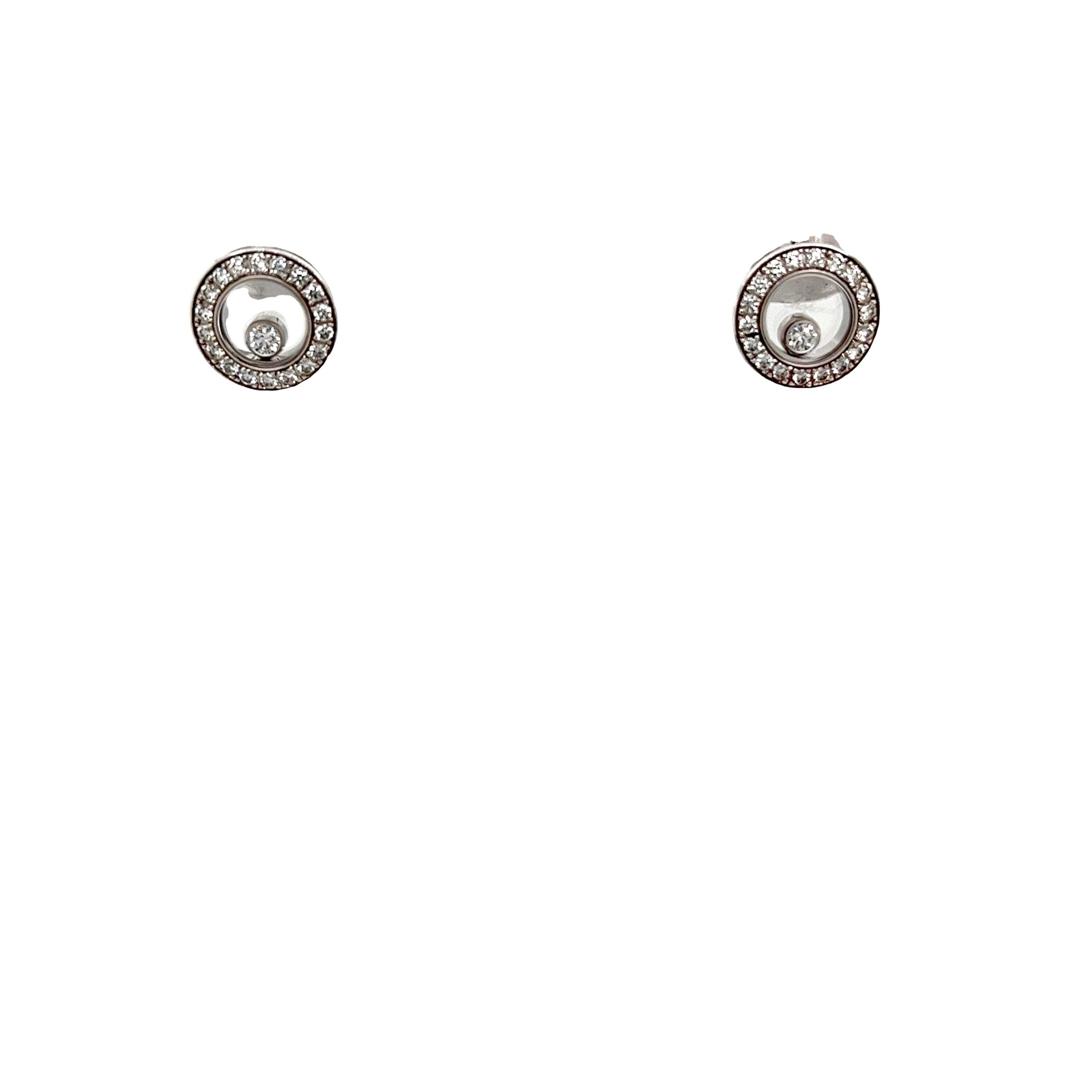 Chopard Boucles d'oreilles Happy Diamonds serties en or blanc 18 carats Excellent état - En vente à London, GB