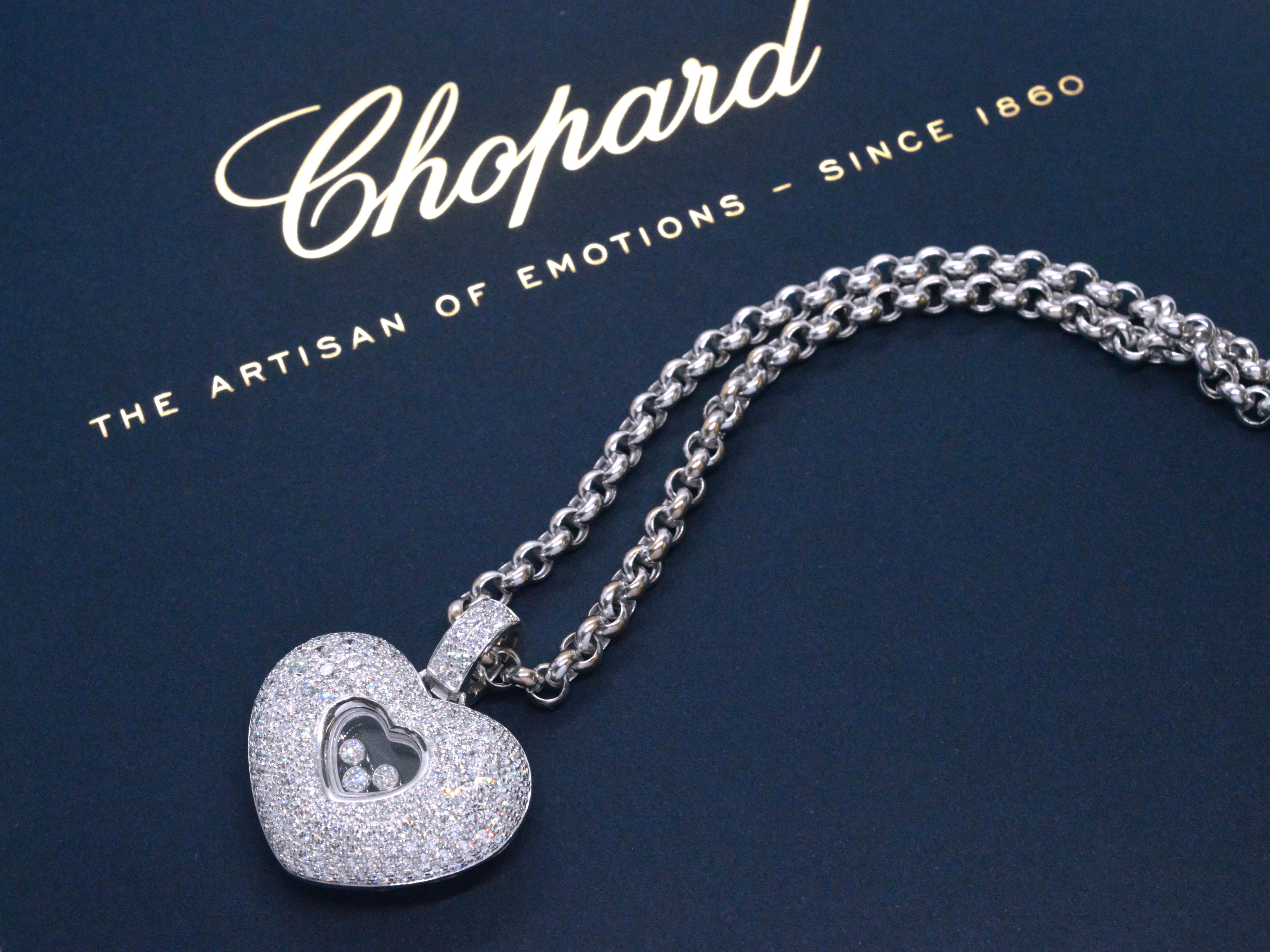 Ce superbe collier Chopard est une pièce exquise de la collection Happy Hearts Diamonds, connue pour son savoir-faire exceptionnel et son design luxueux. Le très grand pendentif est orné de diamants originaux de Chopard, totalisant un impressionnant