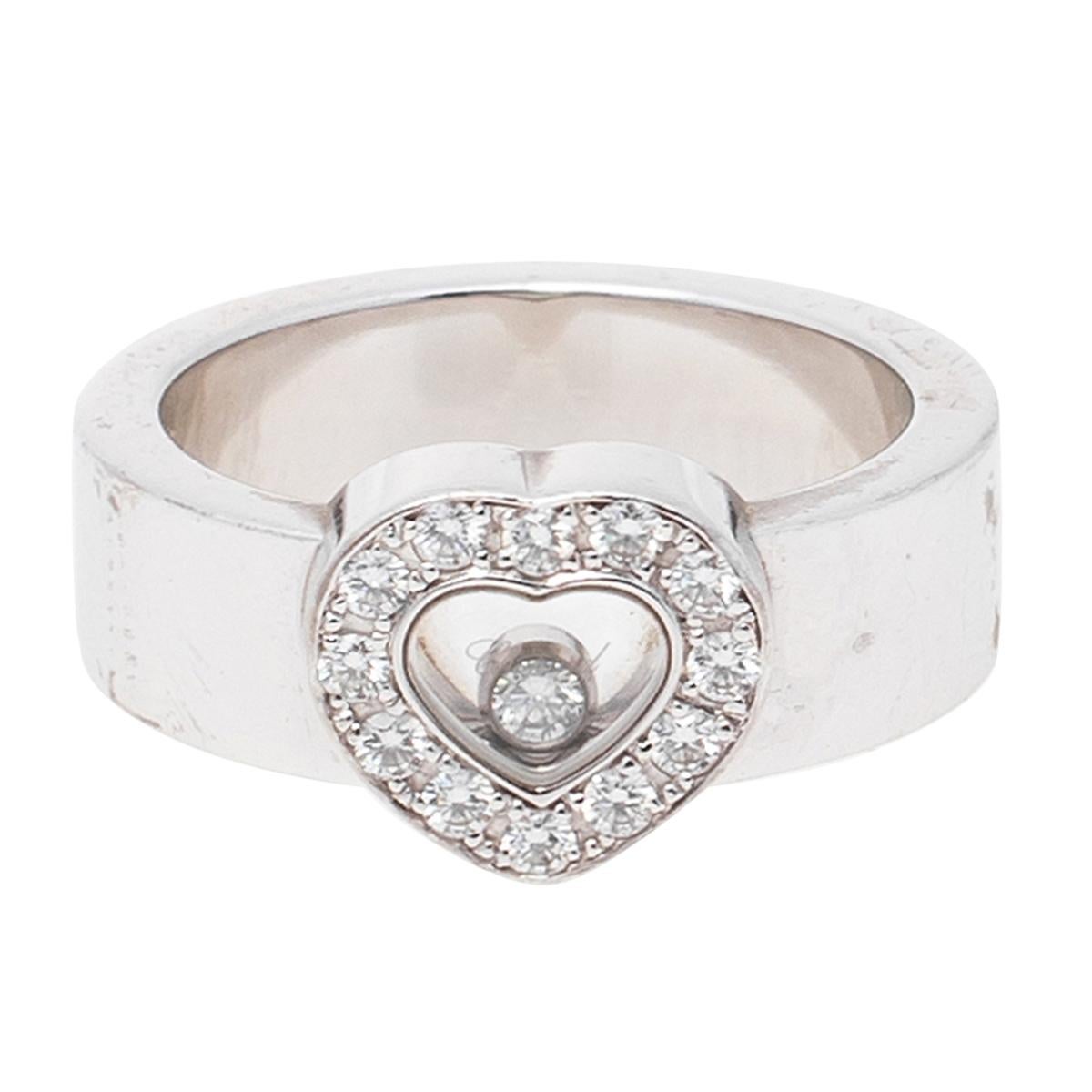 This ring in 18k white gold is a precious addition from the Happy Diamond collection. A beautiful heart at the front encases a single Chopard moving diamond that dances playfully, a signature of the brand. Detailed with more diamonds on the