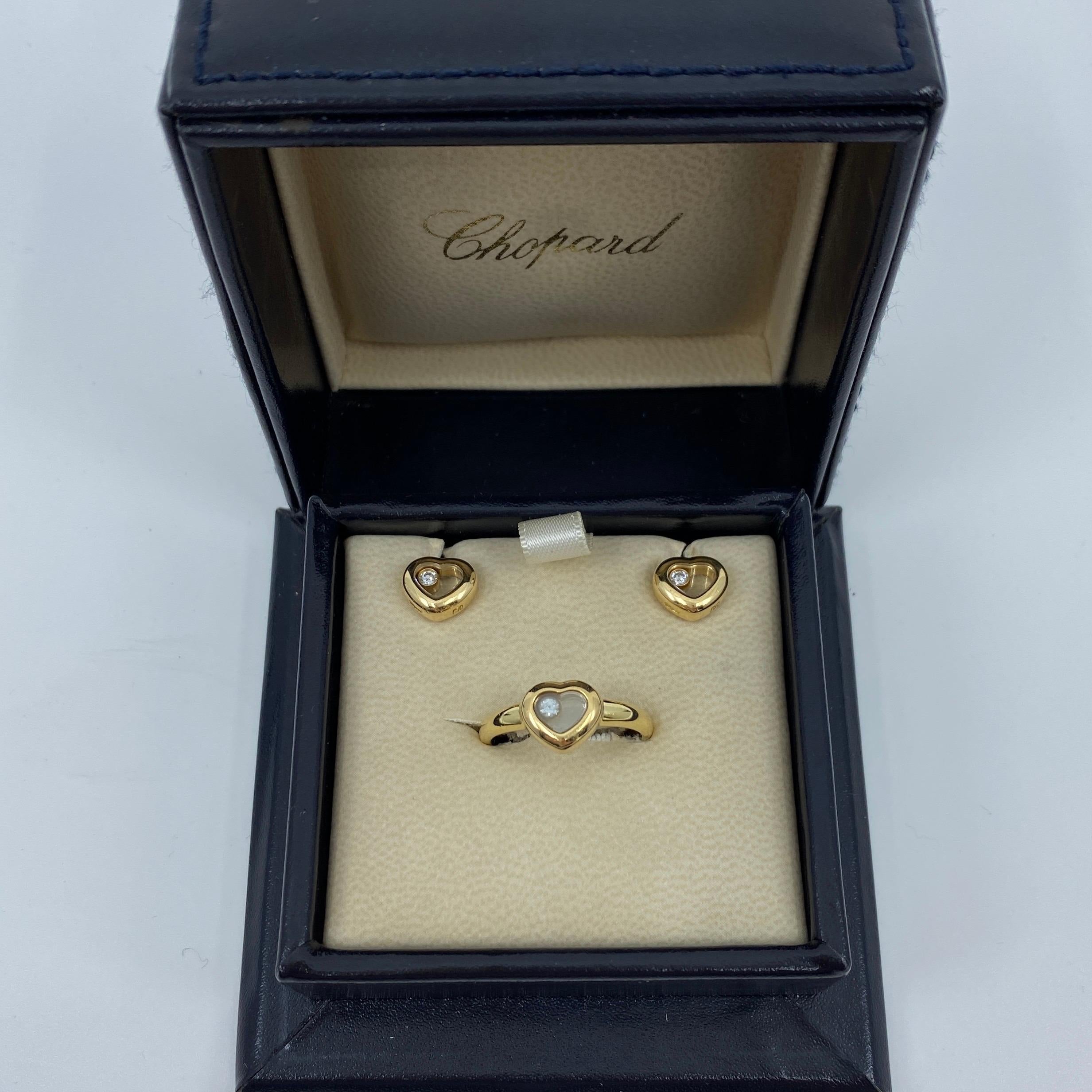 Ein klassisches Chopard Happy Diamond Heart Ring & Ohrringe Set.

Die Kollektion Happy Diamonds Icons von Chopard ist von Wassertropfen inspiriert und zeigt Diamanten, die sich hinter Saphirkristallglas anmutig bewegen und ihr Funkeln bei jeder