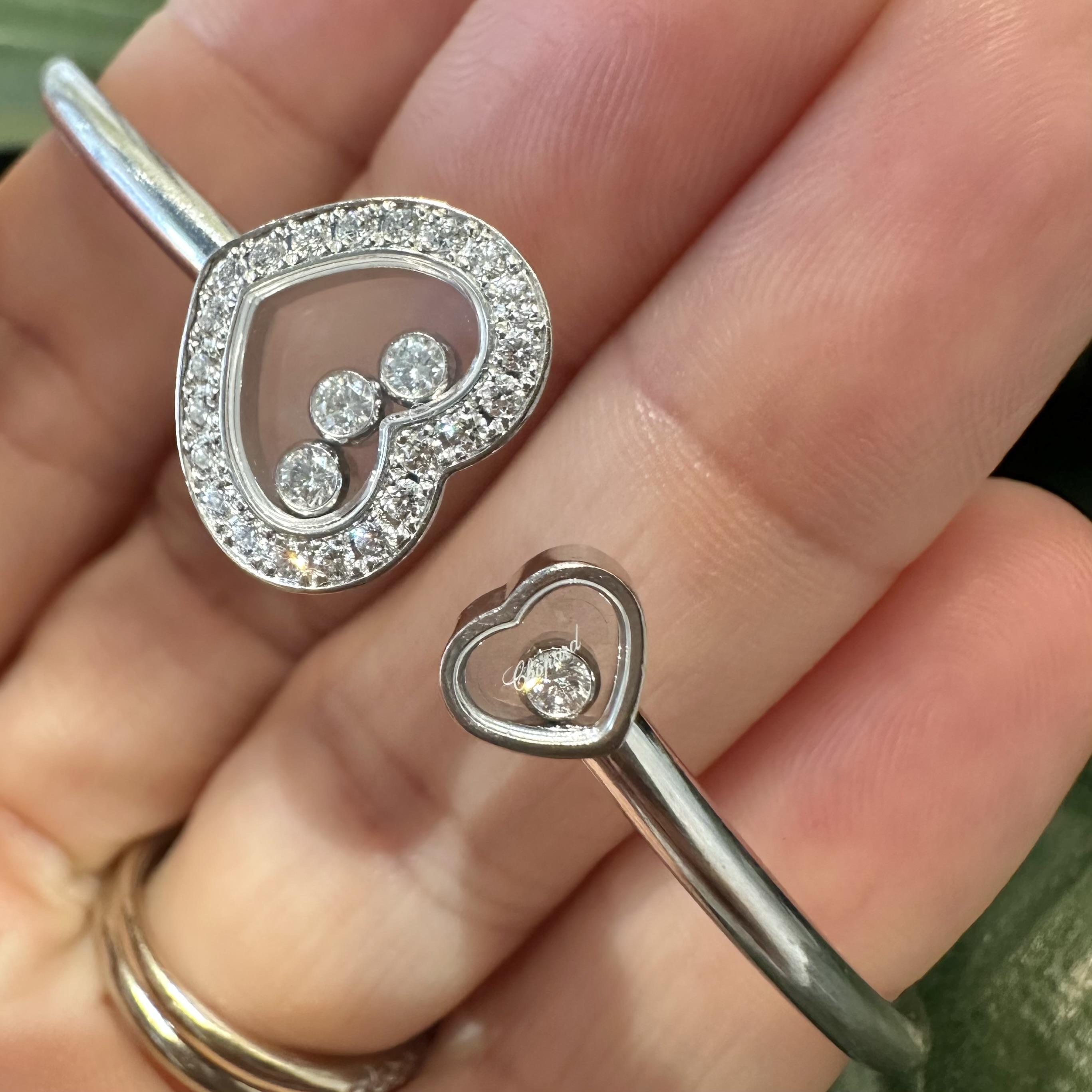 Marchio: Chopard
Nome del modello: Diamanti felici
Materiale: Oro bianco
Purezza del metallo: 18k
Pietre: Diamanti
Peso in carati: 0,54 ct
Dimensioni: Si adatta a un polso di 6,75-7 pollici (flessibile)
Scatola e carta: Imballaggio di Brilliance