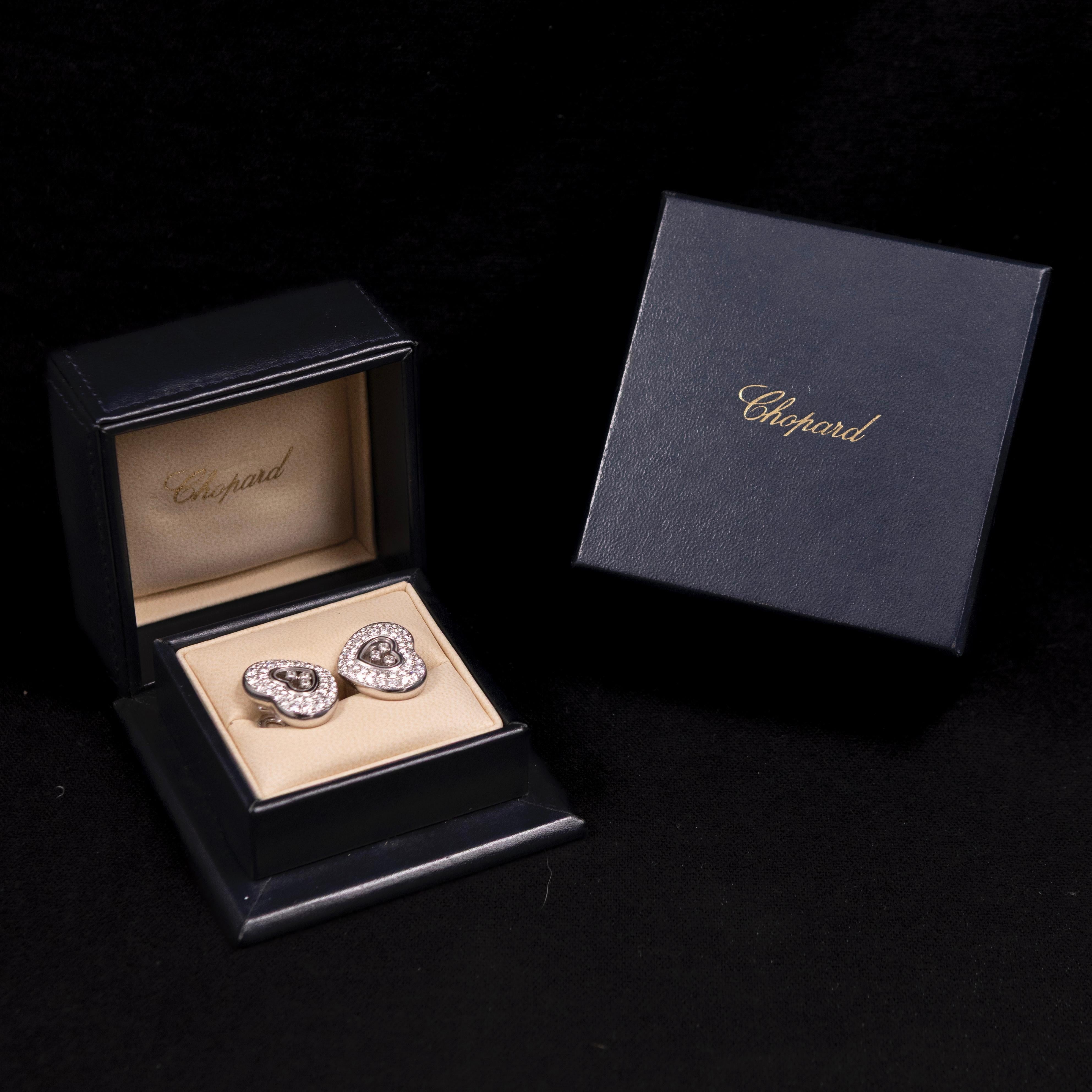 Chopard Happy Diamonds Icons Heart Stud Ear Pins en or blanc 18 carats, avec étui du fabricant. Expression emblématique de la joie, ces boucles d'oreilles Happy Diamonds de Chopard présentent un design ludique et romantique de l'une des maisons les