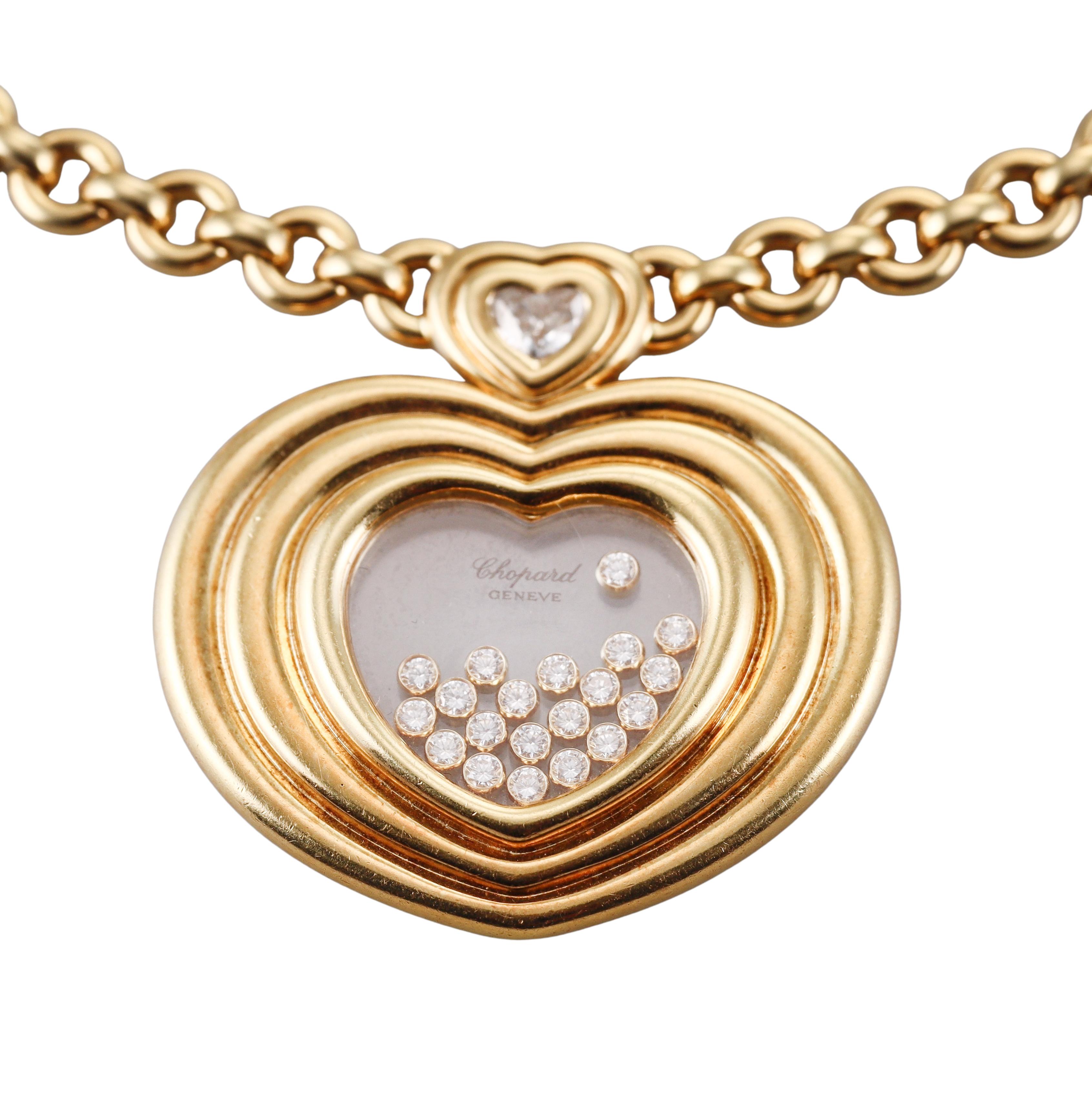 Collier en or jaune 18 carats avec un pendentif en forme de cœur, par Chopard de la collection Happy Diamonds. 
Le collier mesure 16