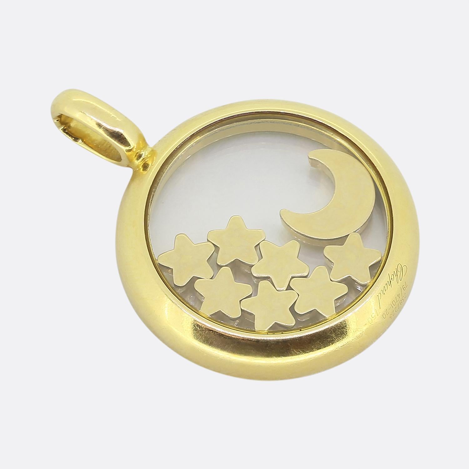 Hier haben wir einen ikonischen Anhänger des weltbekannten Schmuckdesigners Chopard. Dieses bezaubernde Stück wurde aus warmem 18-karätigem Gelbgold gefertigt und zeigt ein himmlisches Design mit einer Mondsichel und sieben Sternen, die alle mit
