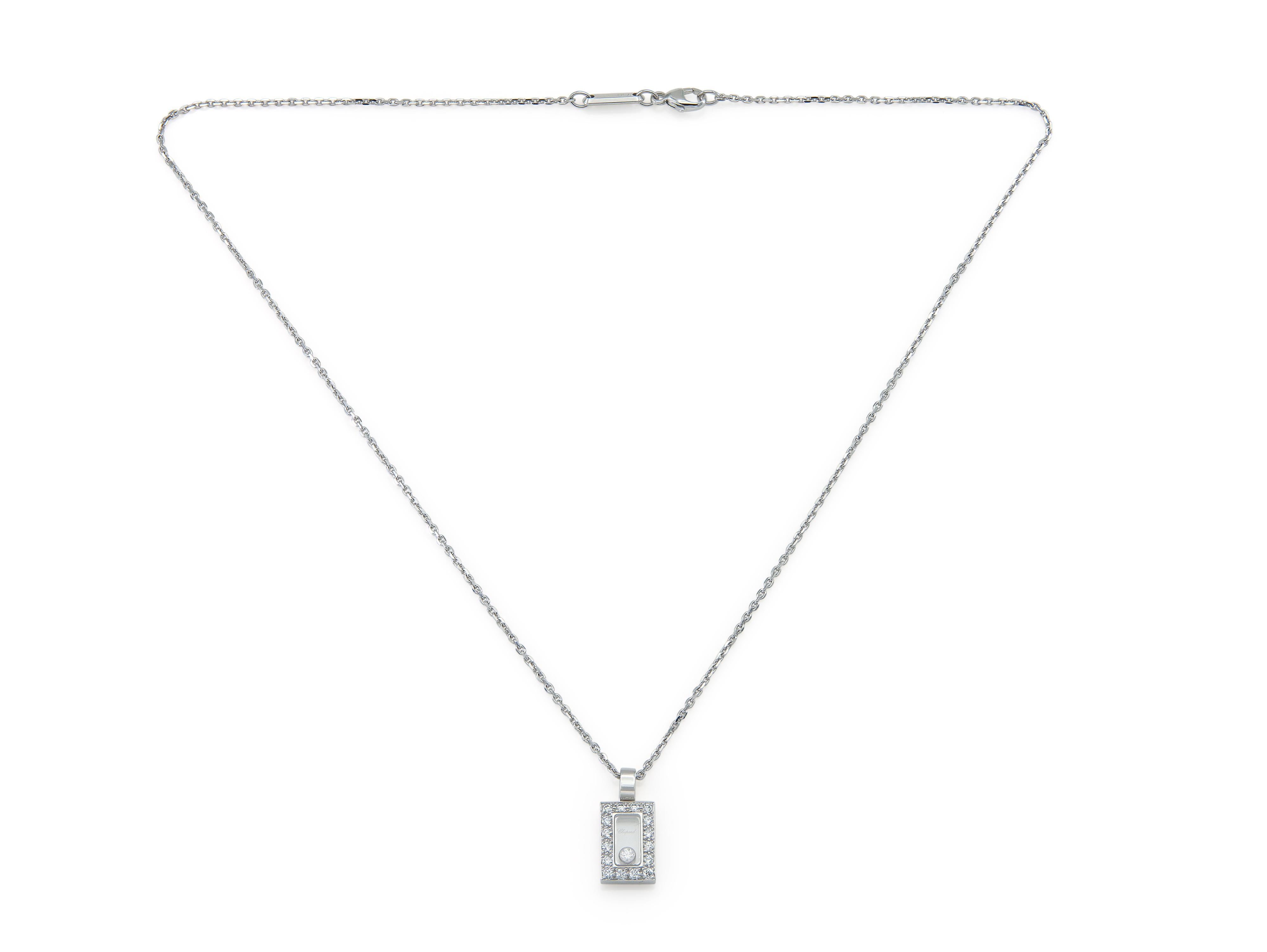Finement réalisée en or blanc 18k avec des diamants ronds de taille Brilliante pesant approximativement un total de 0,30 carat.
Signé par Chopard
Pendentif 1/2 pouce + Bail 1/4 pouce
Chaîne de 16 1/2 pouces de long
