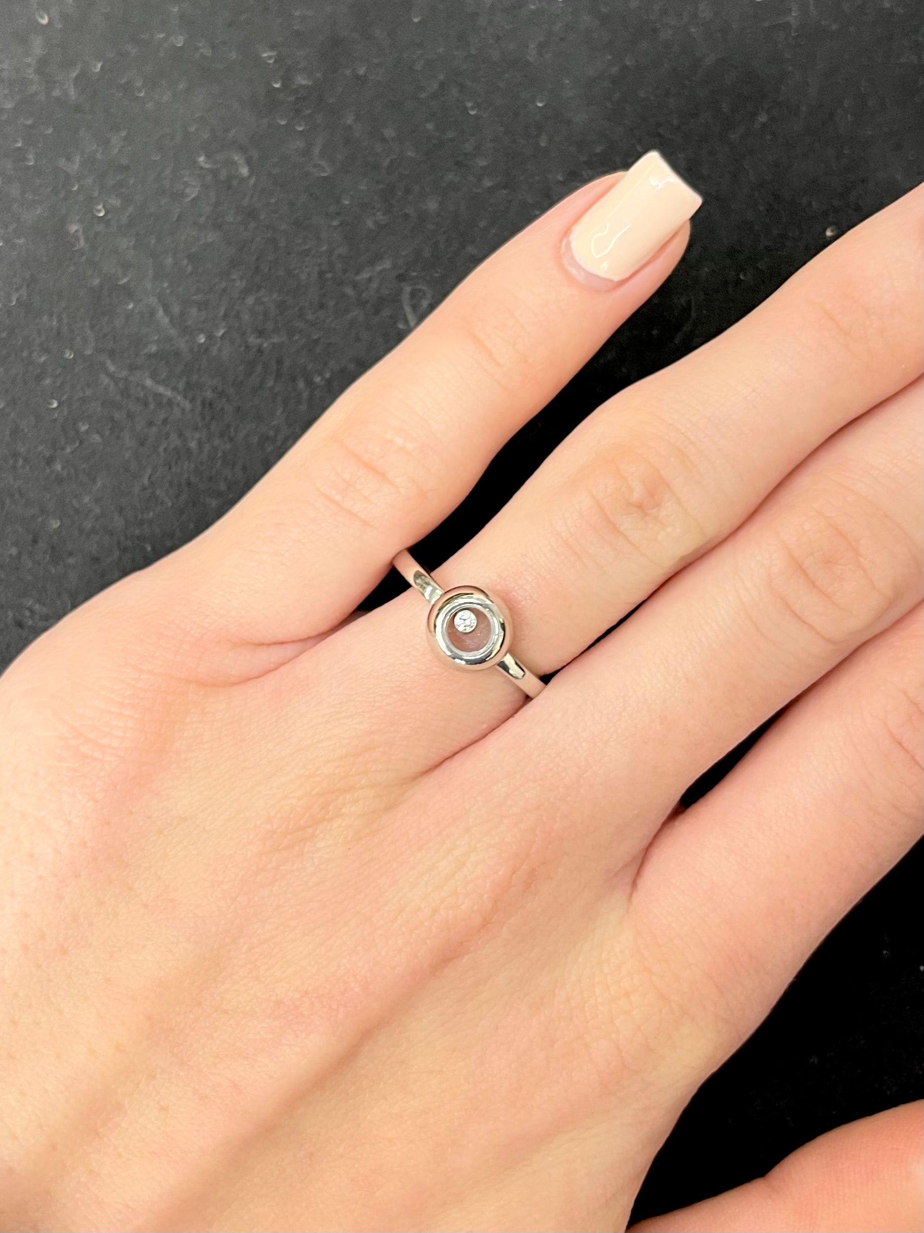 Innamorati della raffinata eleganza di questo splendido anello Happy Diamonds di Chopard. Realizzato in oro bianco 18 carati (750/1000), incarna perfettamente il lusso e l'esperienza dell'alta gioielleria svizzera. Il suo iconico design mette in