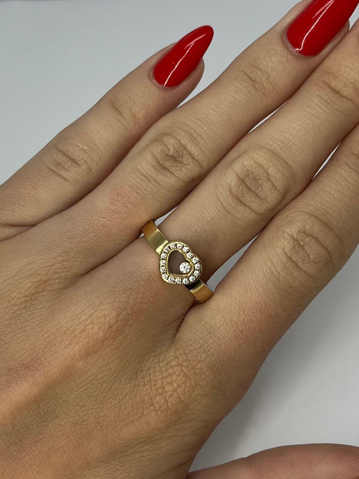 Scopri l'eleganza dell'anello Happy Diamonds di Chopard, realizzato in oro giallo 18 carati (750/1000). Questo squisito pezzo è firmato, marchiato e numerato, a garanzia dell'autenticità e dell'eccellenza artigianale della prestigiosa Maison