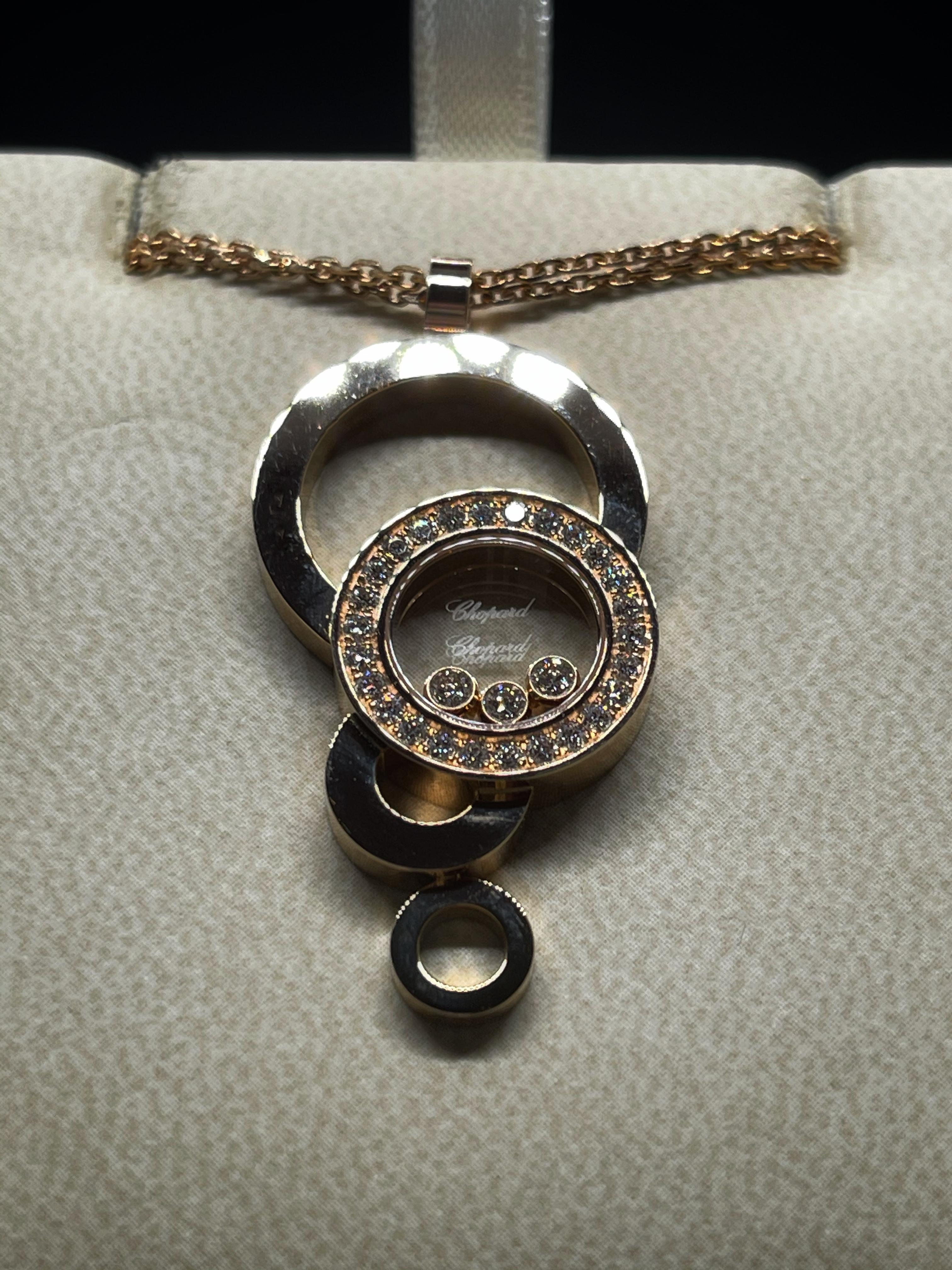  This rose gold pendant is part of Chopard’s Happy Bubbles, which makes a part of the timeless Happy diamonds collection . It is made up of 18k pink gold and features a moving diamond set in the middle of a circular design which incorporates 4
