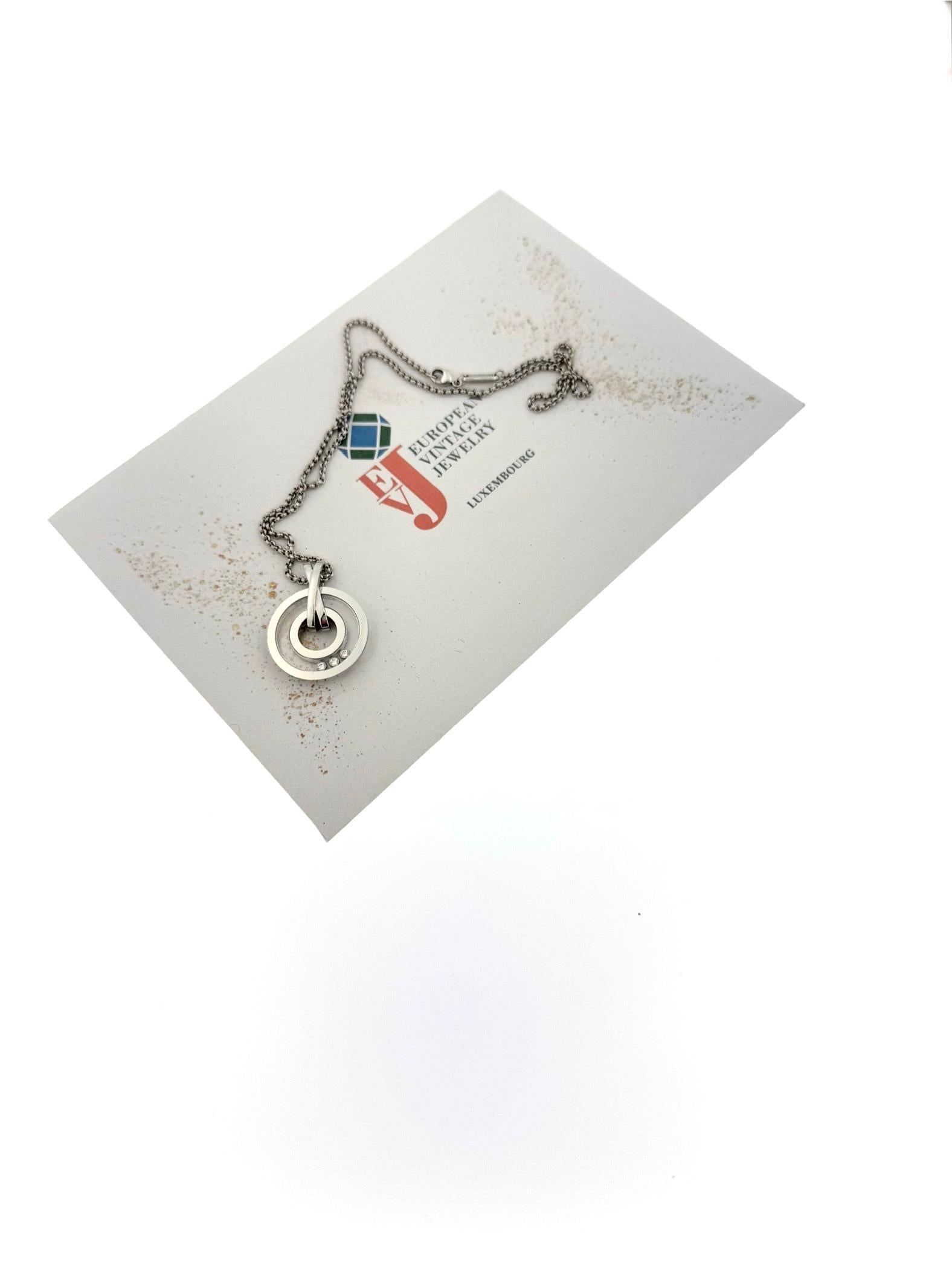 Lunghezza della catena: 42 cm

Il ciondolo Chopard Happy Diamonds è un'abbagliante espressione di gioia e movimento, realizzato in oro bianco 18 carati e sospeso a un'elegante catena abbinata. Questo pezzo forte dell'iconica collezione Happy