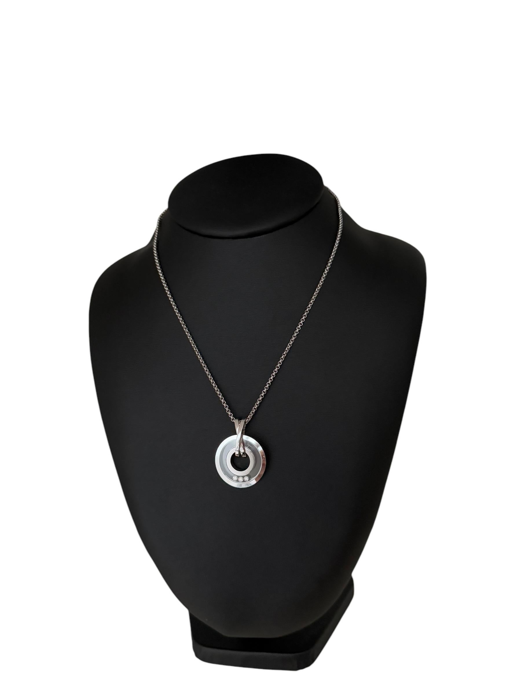 Moderno Ciondolo Chopard Happy Diamonds in oro bianco con catena in vendita