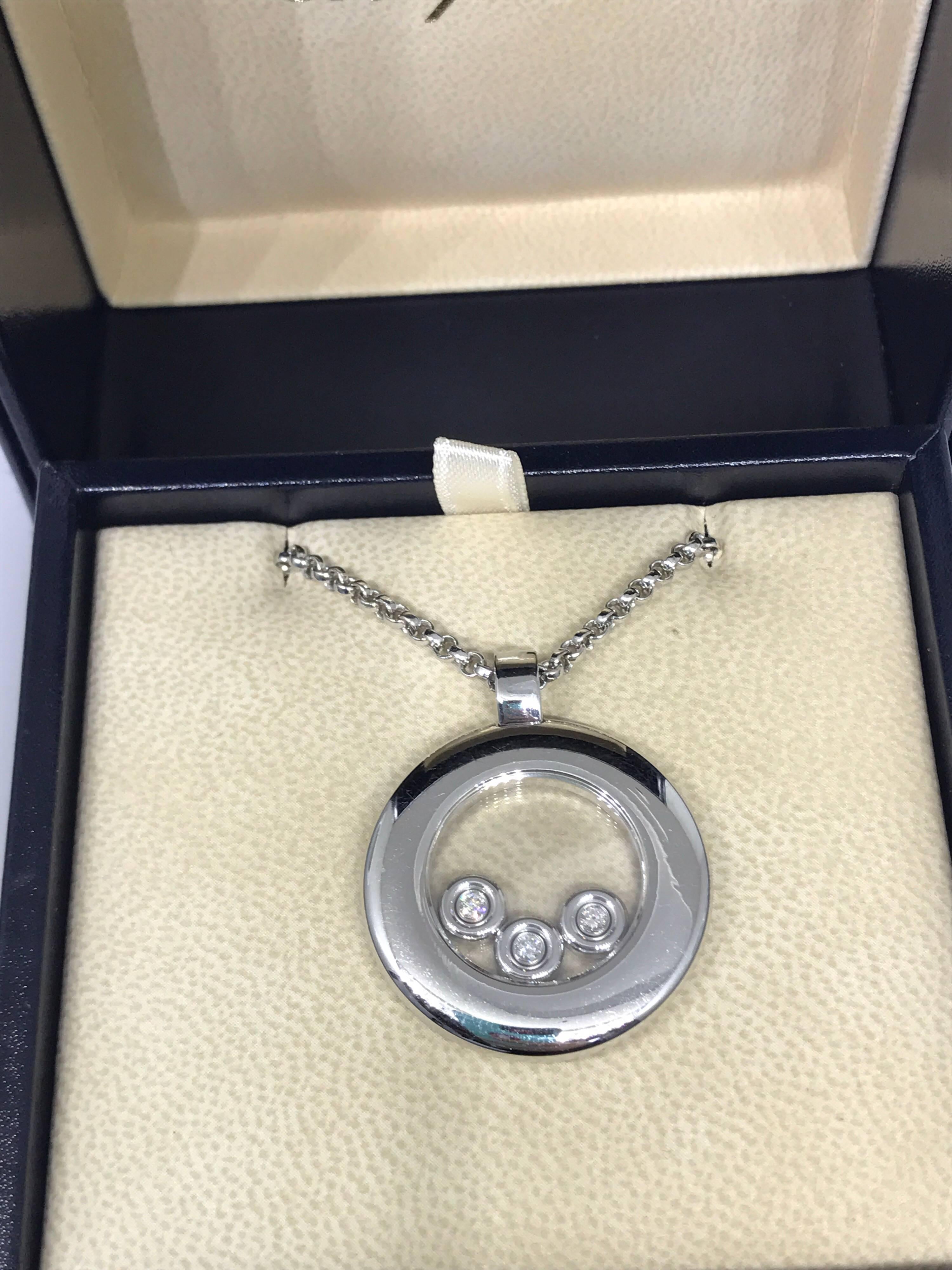 Chopard Happy Diamonds White Gold Round Circle Pendant / Necklace 79/7210 In Excellent Condition For Sale In New York, NY