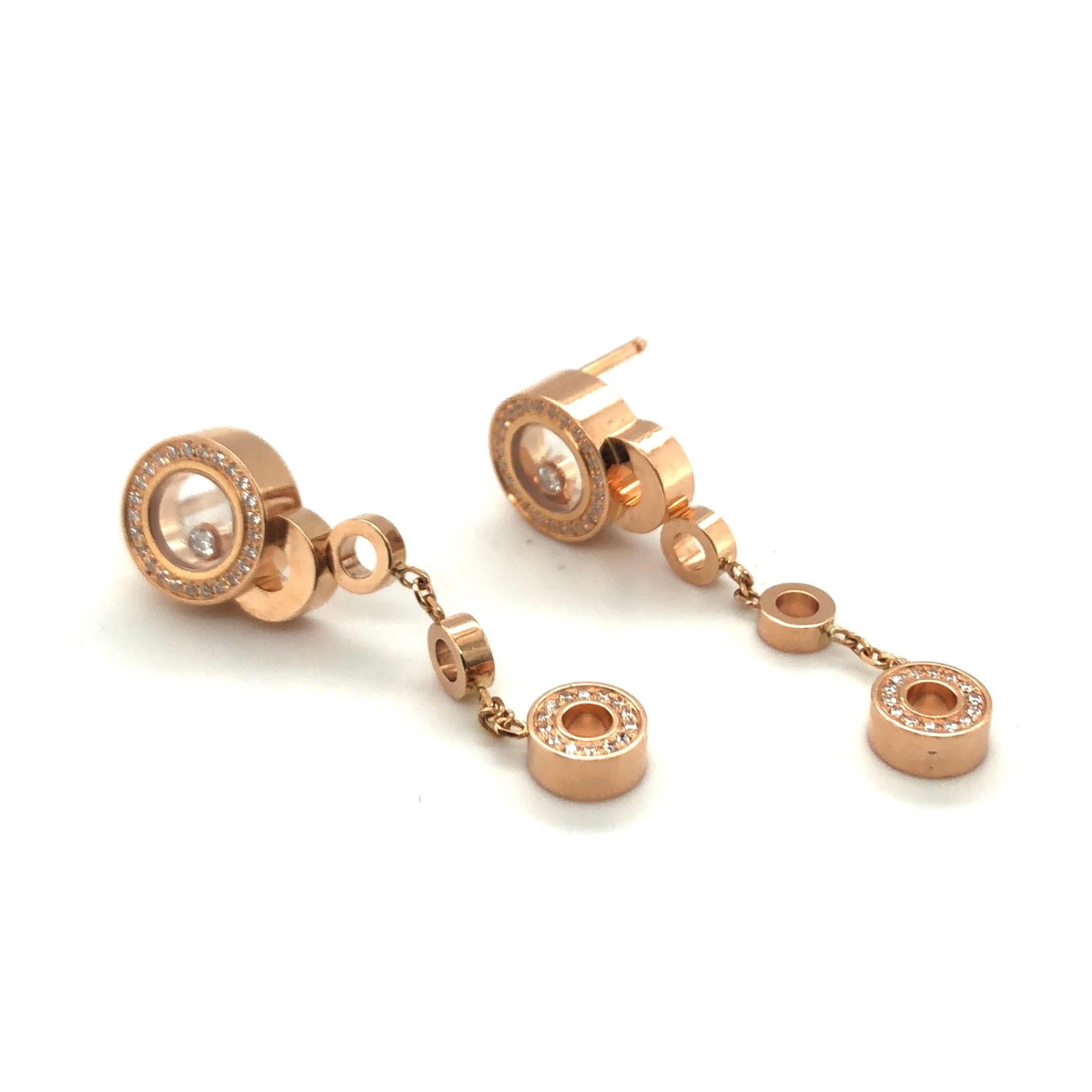 Dazzling pair of Chopard Happy Dreams 18 karat rose gold and diamonds earpendants.
Each featuring five rose gold circles of various sizes which are irregularly superimposed to resemble clouds. The four biggest circles are diamond-set and two of them