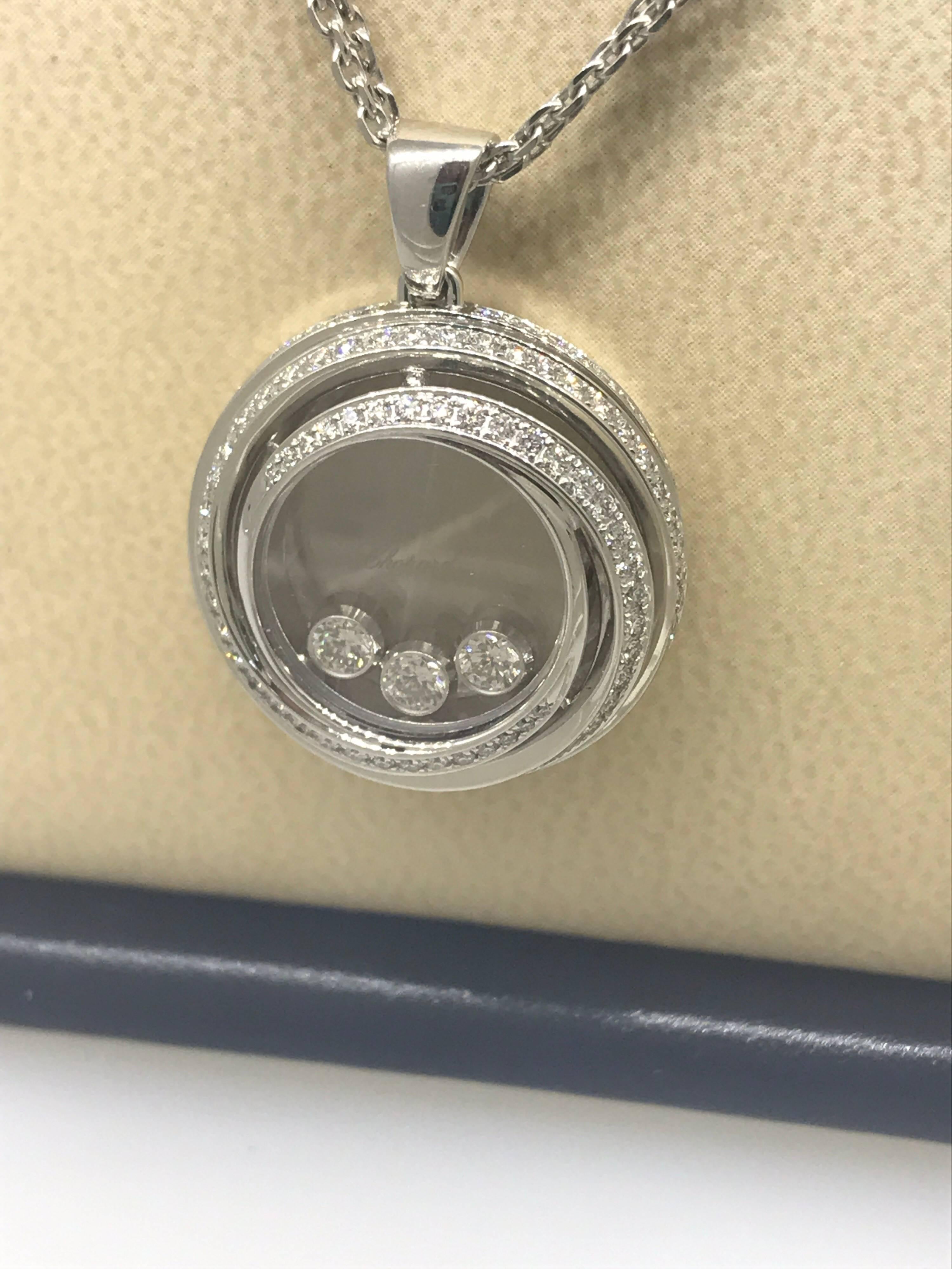Chopard Happy Emotions Pendant / Necklace

 

Model Number: 79/9217-1003

 

100% Authentic

 

Brand New

 

Comes with original Chopard box, certificate of authenticity and warranty, and jewels manual



18 Karat White Gold (16.19gr)



135