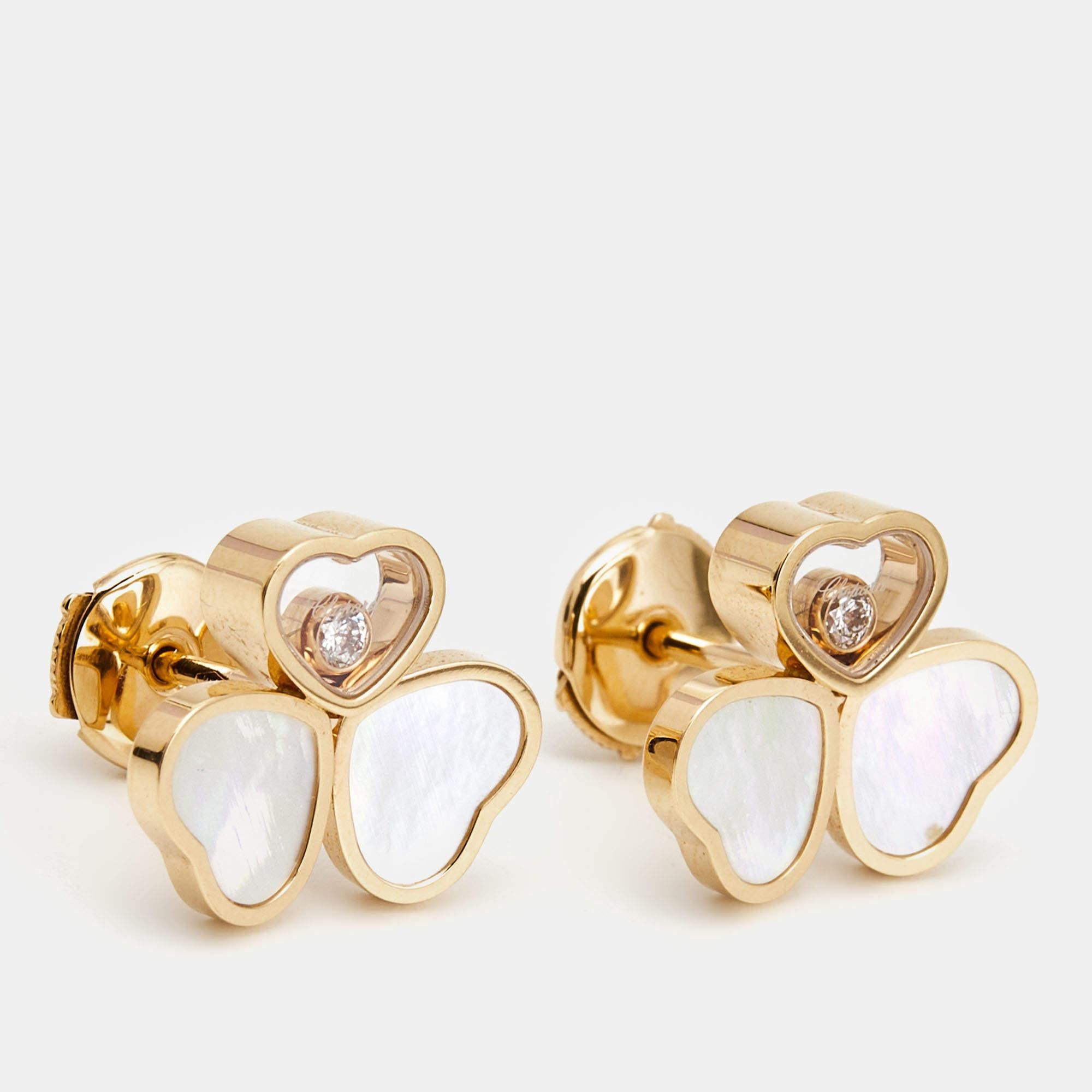 Adorn yourself with the exquisite Chopard Happy Heart Wings earrings. Crafted from 18k rose gold, these delicate earrings feature graceful mother-of-pearl hearts adorned with floating diamonds. Effortlessly elegant, they exude timeless charm and