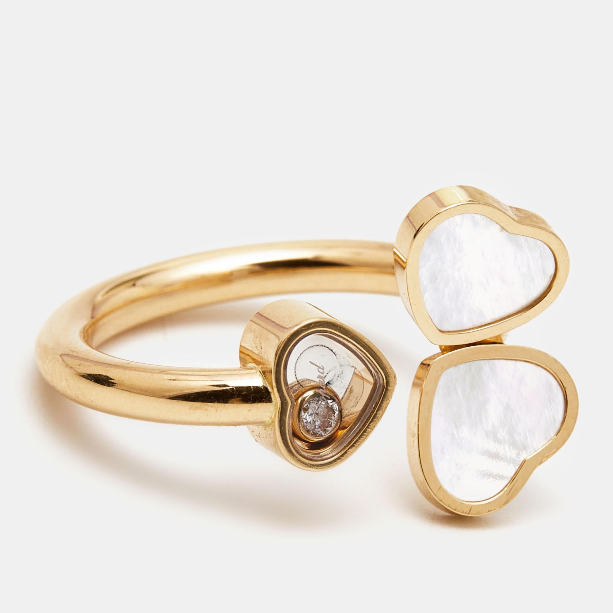 Der Chopard Happy Heart Wings Ring ist ein himmlisches Wunderwerk. Dieser Ring aus 18 Karat Roségold ist mit zarten, schwebenden Diamanten verziert und verfügt über ein faszinierendes Perlmutt in der Mitte. Er strahlt Anmut und Charme aus und ist