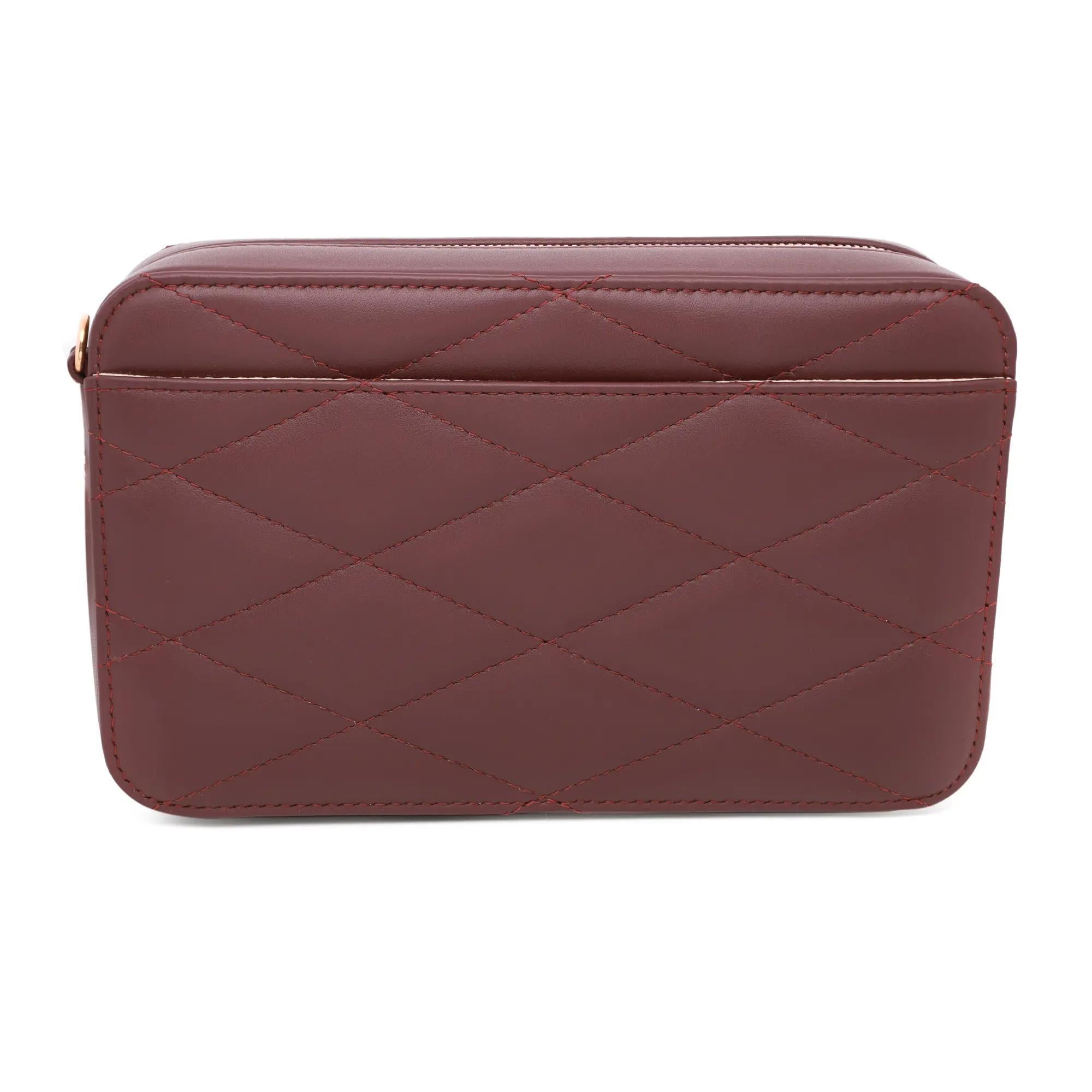 The Happy Hearts mini chain bag in bordeaux quilted calfskin is full of femininity and charm. The zip closure, beautifully adorned with the Chopard heart-talisman in rose gold-toned steel, adds a touch of romance to this delightful clutch that can