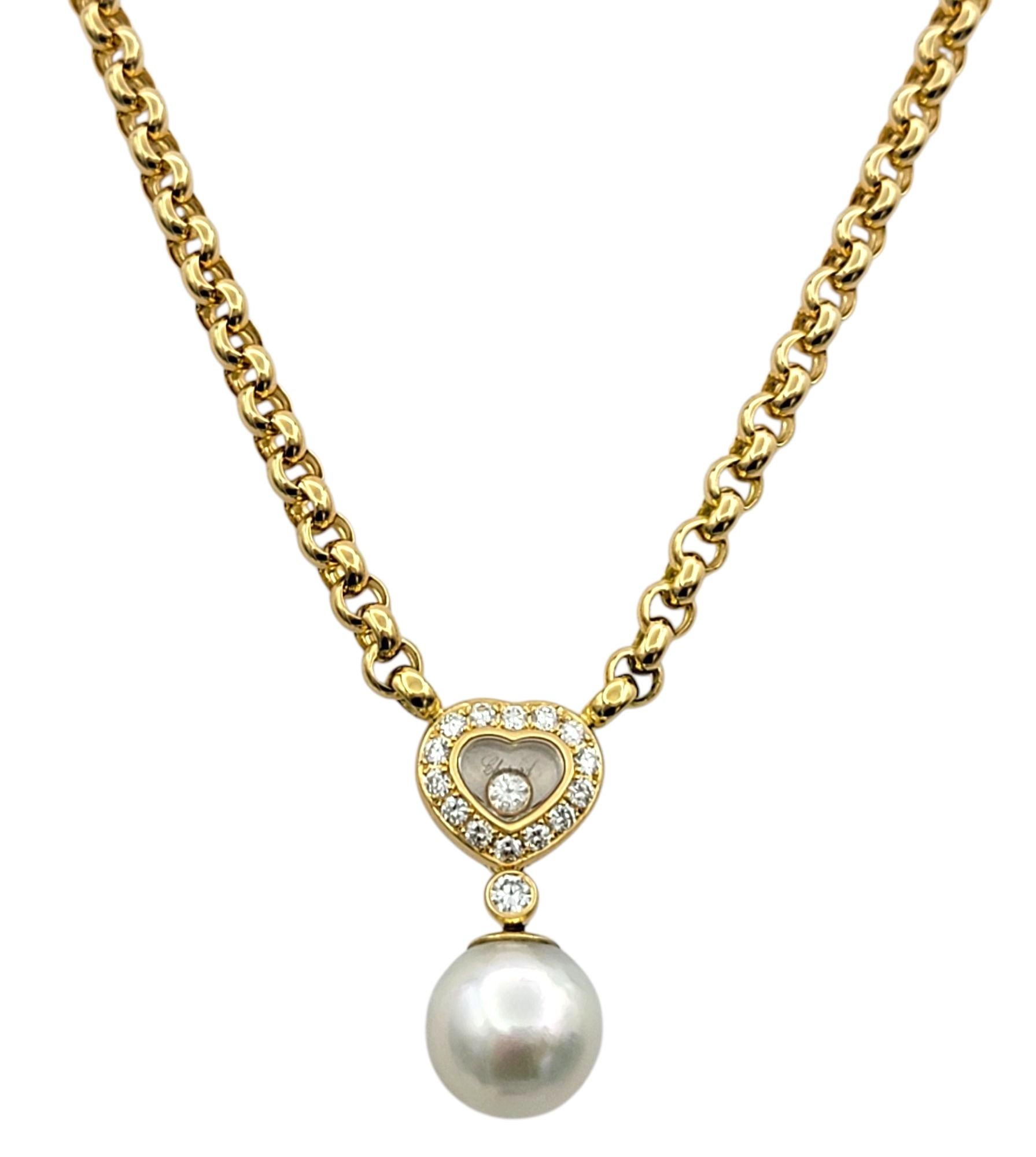 Questa elegante collana della collezione Happy Hearts di Chopard presenta un diamante fluttuante articolato racchiuso in un pendente a forma di cuore delineato da scintillanti pavé di diamanti. Una luminosa perla coltivata bianca è sospesa con